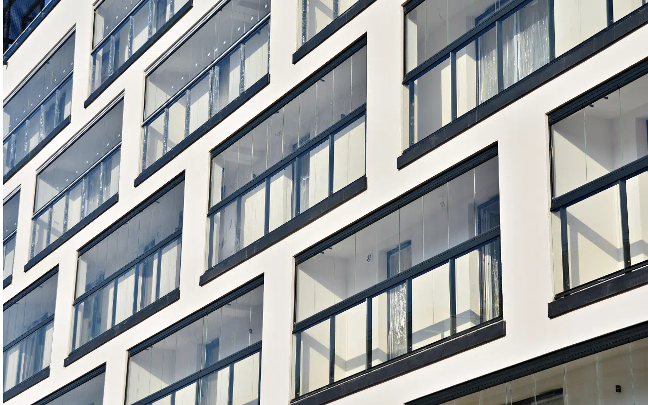 Moderne Balkonverglasung in Oberösterreich schützt einen hellen Balkon effektiv vor Wind, Regen und Lärmbelastung.