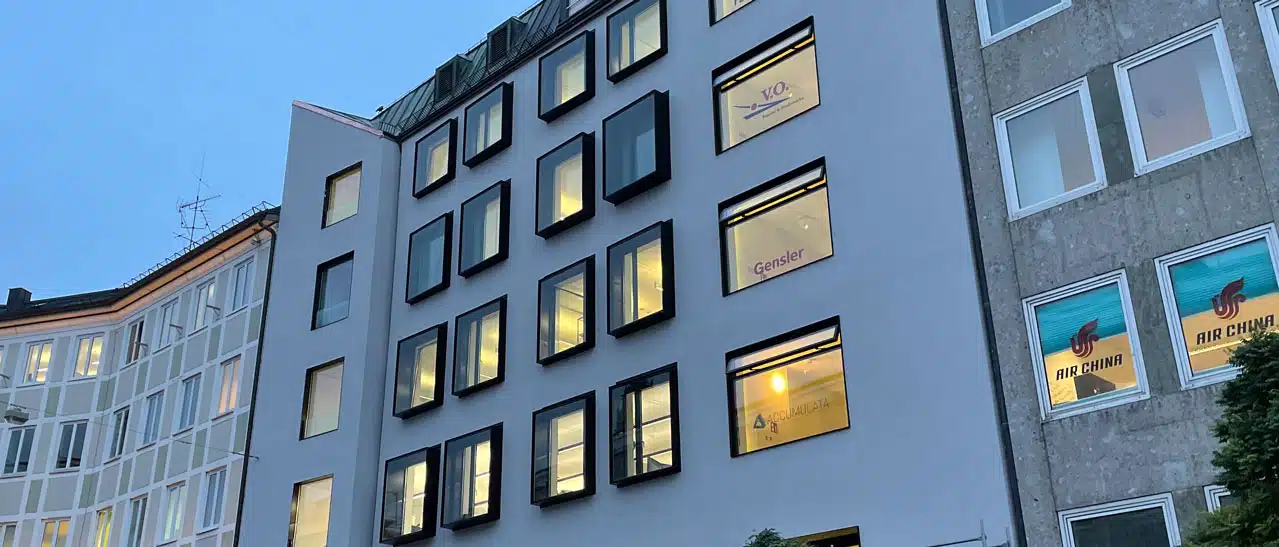 Erkerfenster aus bodentiefen Fensterelementen, Festverglasung, modern gestaltet für ein zeitgemäßes Wohnhaus.