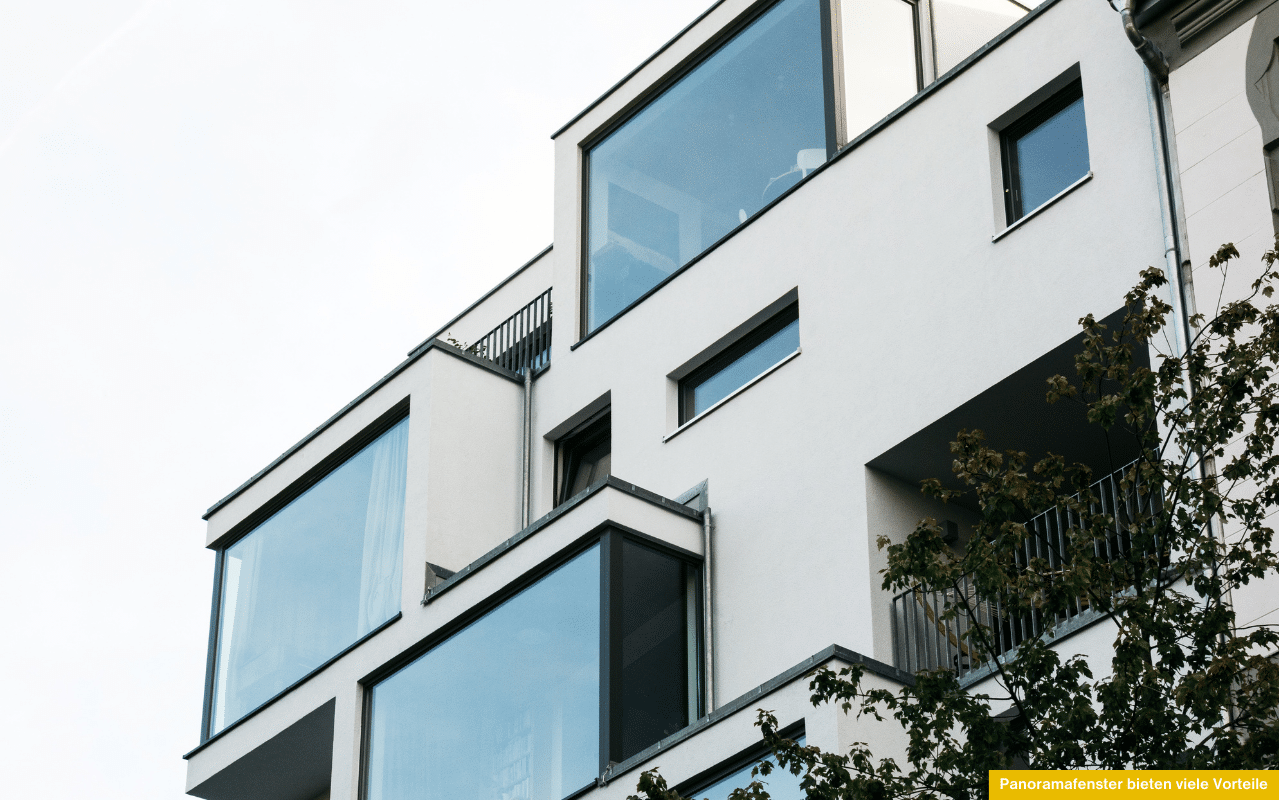 Moderne Fassade mit großen Panoramafenstern in einem Mehrfamilienhaus - viel Licht und freie Sicht nach außen