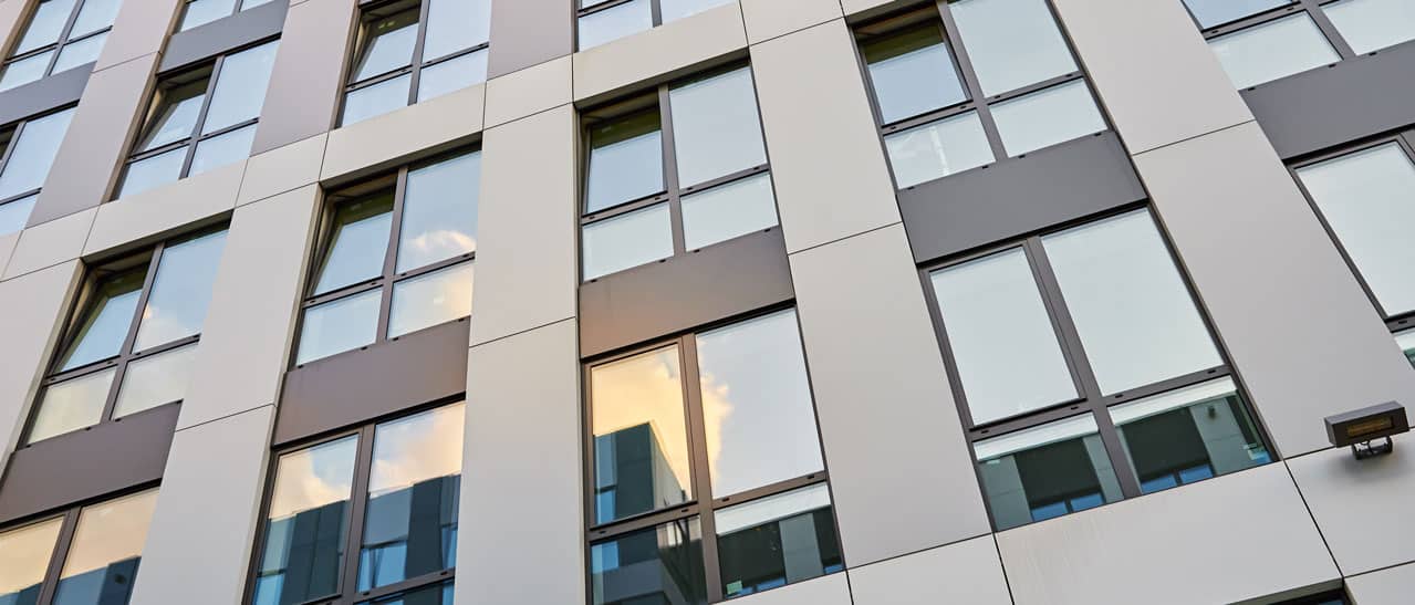 Fenster mit Unterlicht in Österreich: modernes, ein- oder zweiflügeliges Hauptfenster mit festverglastem, einteiligem Unterlichtelement.