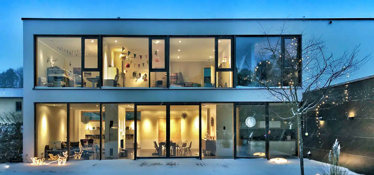 Moderne Fenster von heute mit hochwärmedämmender 3-fach Verglasung sorgen für viel Tageslicht und setzen moderne Akzente.