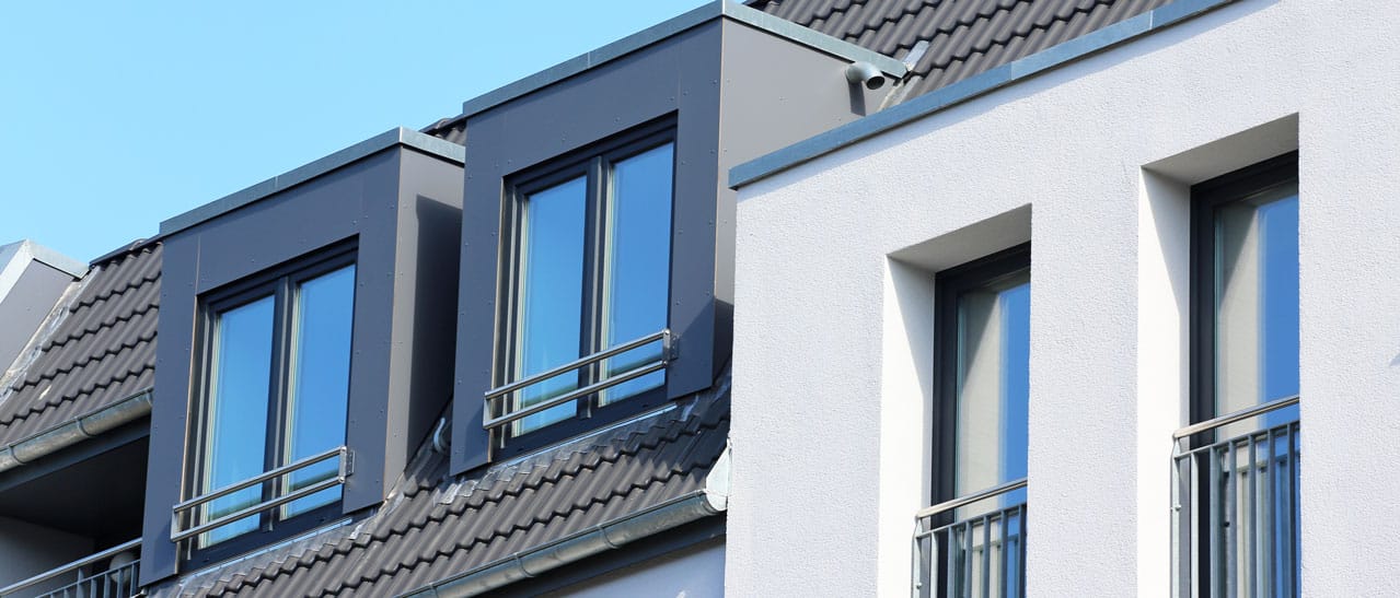 Hochwärmedämmende Dreifachverglasung für große Giebelfenster nach Maß in Österreich, ideal für schräge und rechteckige Fenster.