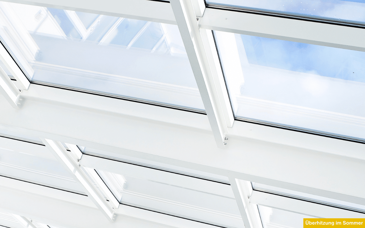 Moderne Glasdachkonstruktion mit Sonnenlicht als Beispiel für Überhitzung im Sommer bei Wintergärten ohne ausreichenden Sonnenschutz.