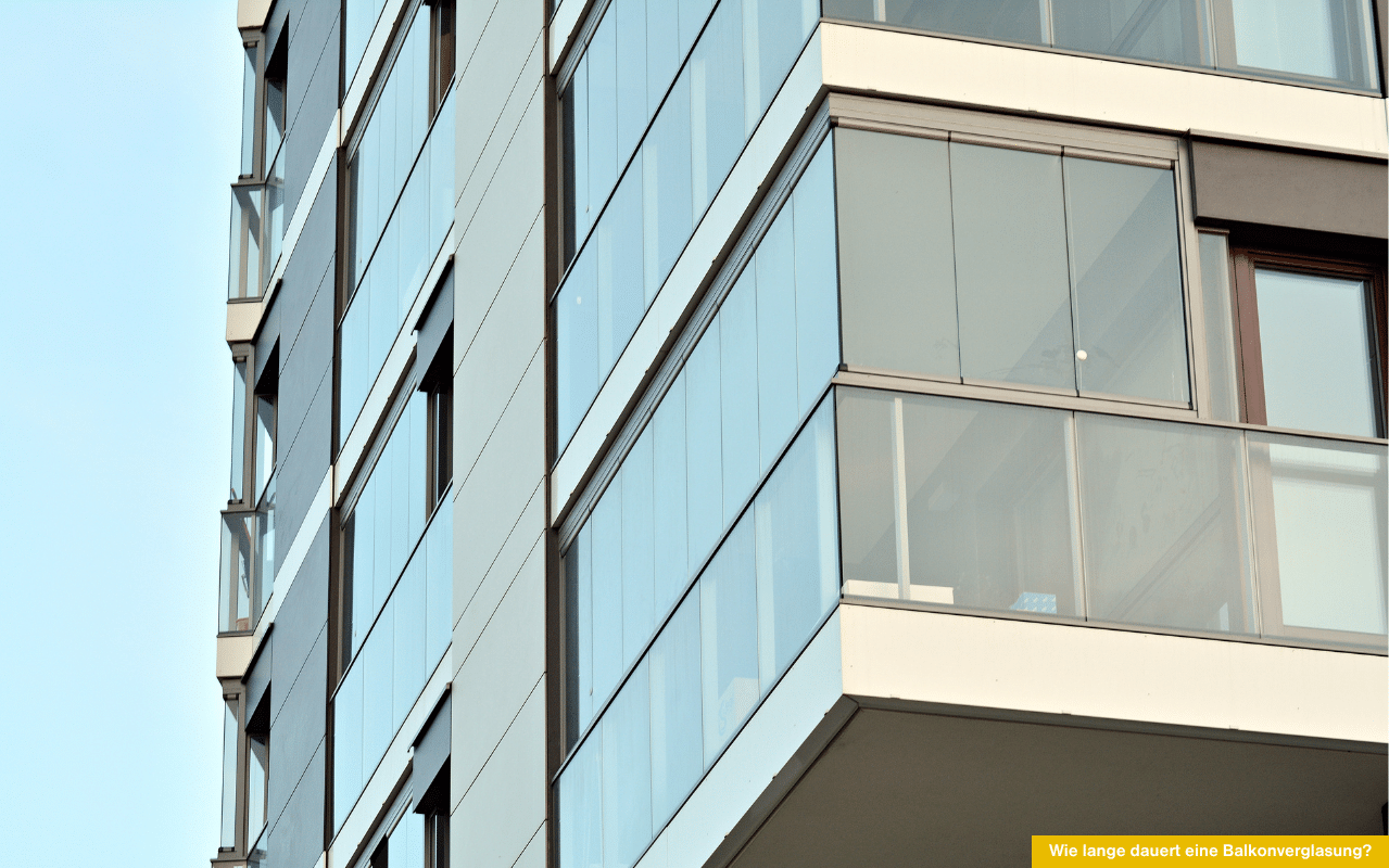 Moderne Glasfassade mit geschlossener Balkonverglasung als Beispiel für Lieferzeit Balkonverglasung bei Neubauten.