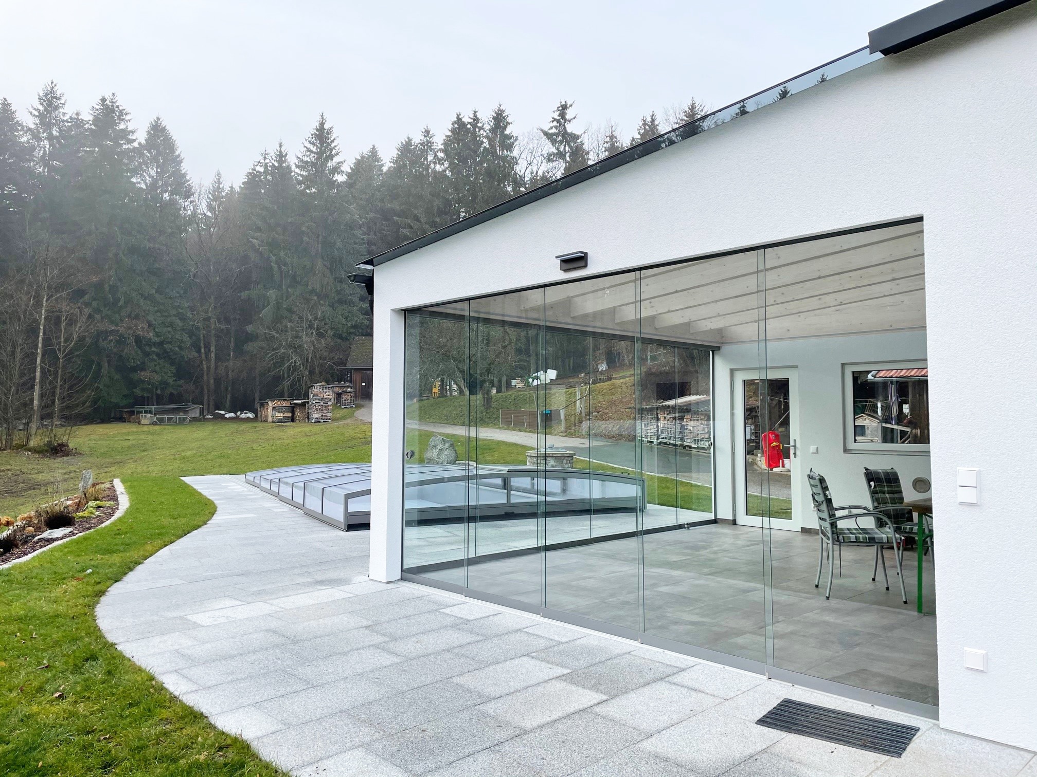 Moderne Glasschiebetüren für Zubau