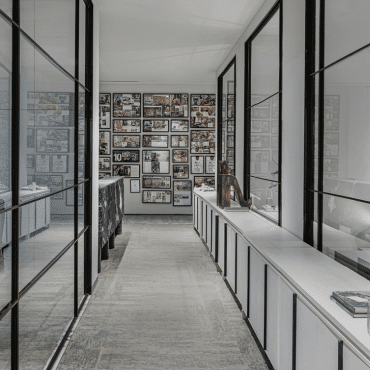 Moderne Glastrennwand für Büro, Flur oder Ladenlokale mit schwarzem Rahmen und lichtdurchflutetem Raumkonzept.