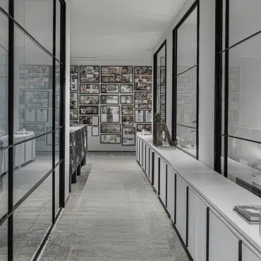 Moderne Glastrennwand für Büro, Flur oder Ladenlokale mit schwarzem Rahmen und lichtdurchflutetem Raumkonzept.