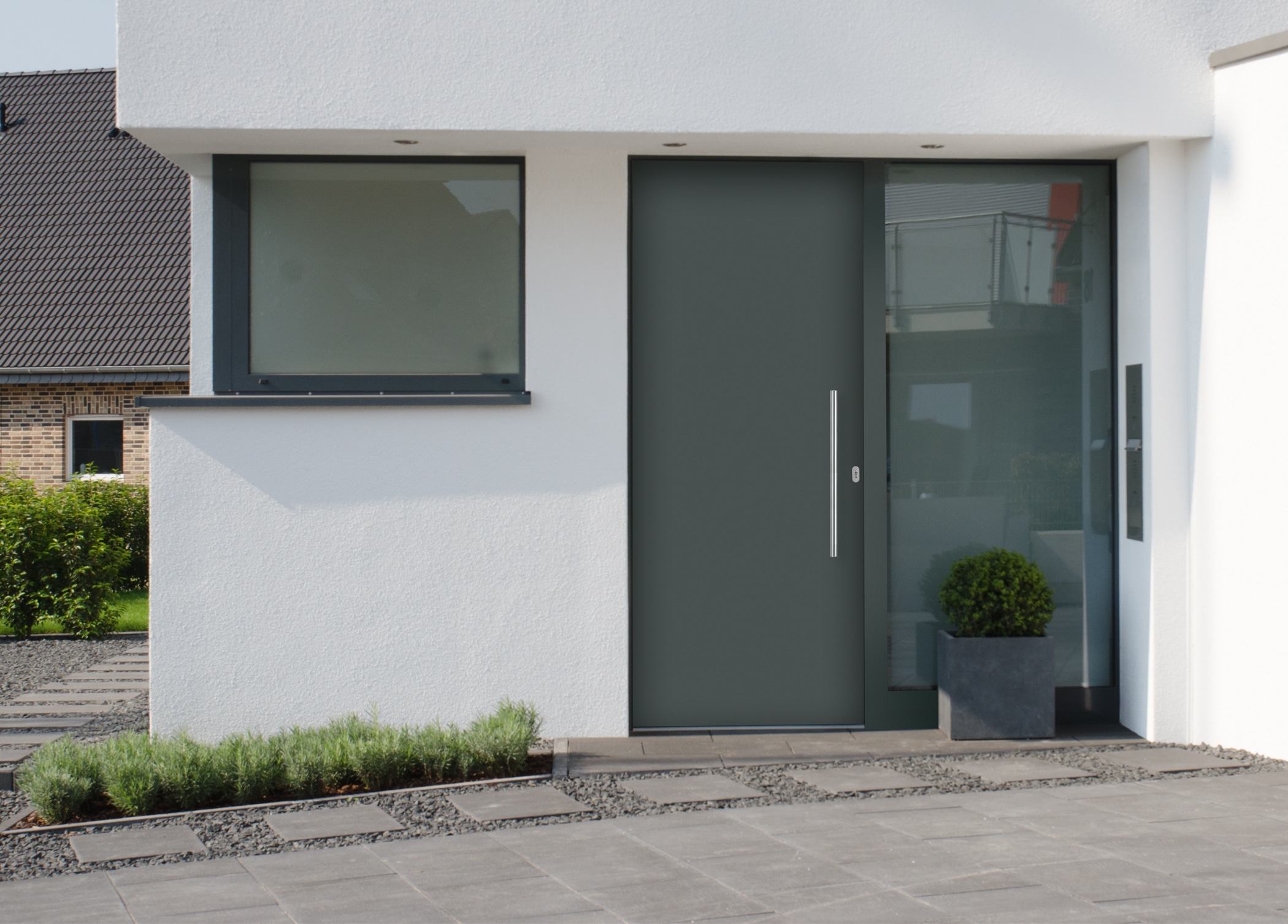 Moderne Haustür mit großem Seitenteil in Oberösterreich
