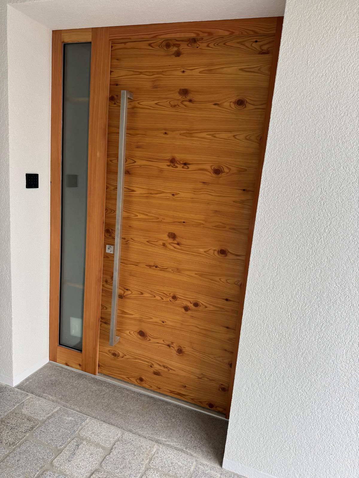 Moderne Holz Haustür mit Seitenteil und Edelstahl-Stangengriff