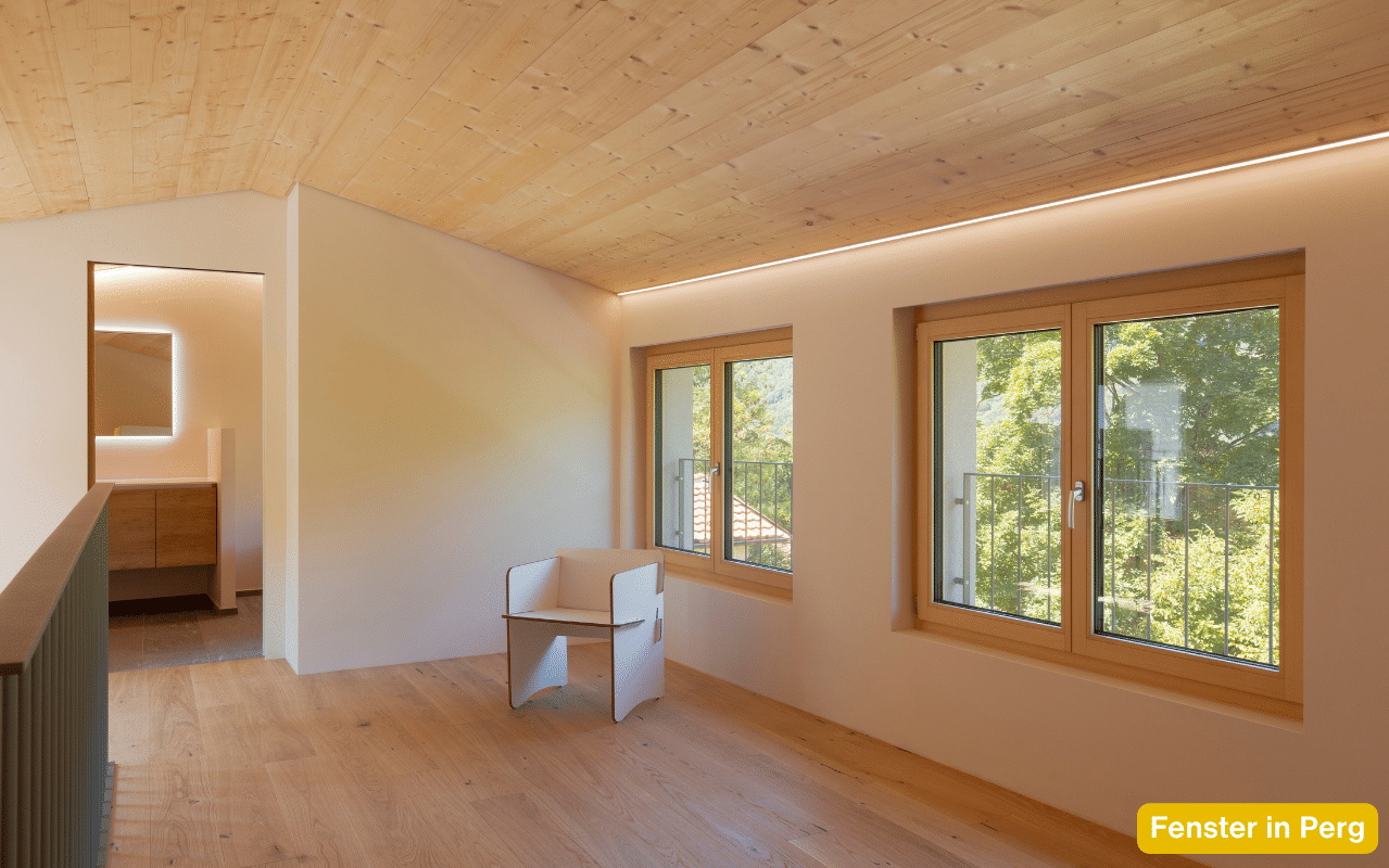 Moderne Holzfenster in ausgebautem Dachgeschoss. Fenster im Bezirk Perg mit Ausblick ins Grüne.