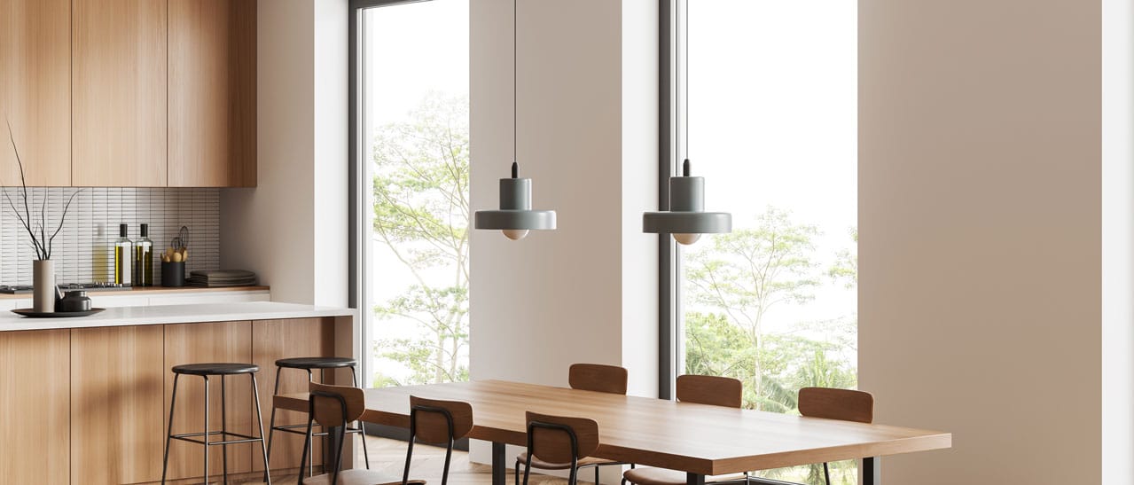 Moderne Küche mit Festverglasungen aus Aluminium, die viel Licht bieten, langlebig, pflegeleicht und witterungsbeständig sind.