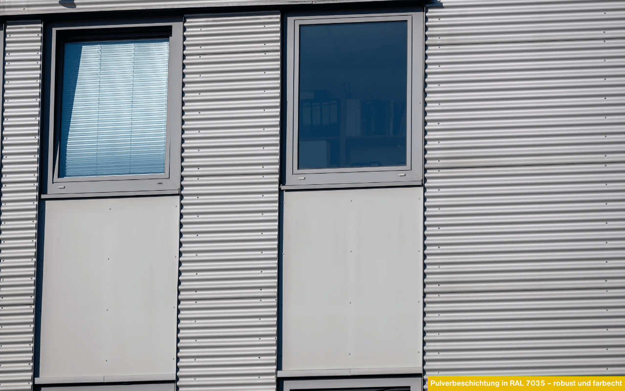 Eine moderne Fassade mit pulverbeschichteten Fensterrahmen in RAL 7035 zeigt, wie langlebig und UV-stabil diese Oberflächen sind. Sie vereinen ansprechendes Design, hohe Kratzfestigkeit und einfache Reinigung im Alltag.