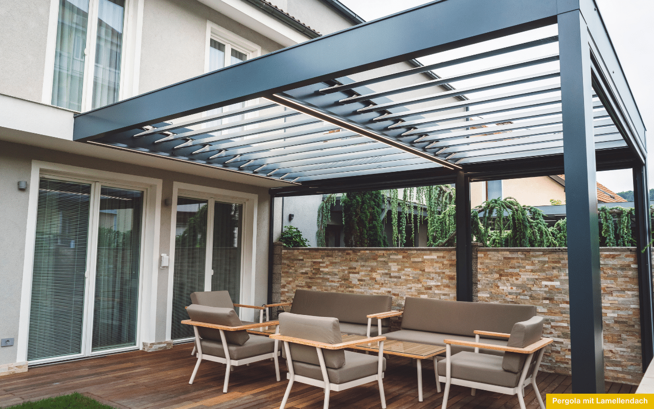 Moderne Pergola mit Lamellendach auf Holzterrasse mit Sitzgruppe als stilvolle, wetterfeste Überdachung im privaten Gartenbereich.