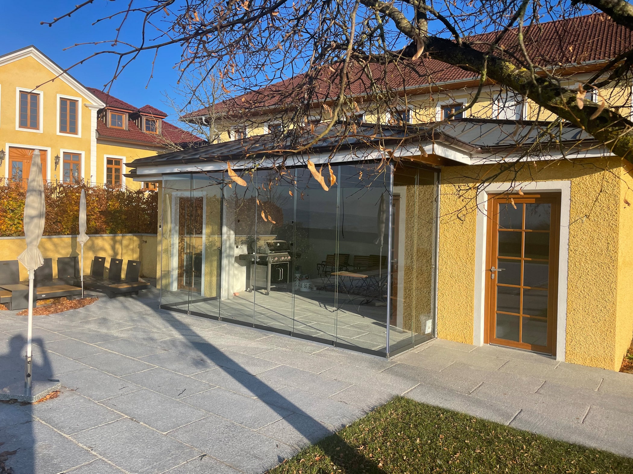 Moderne Terrassengestaltung dank Terrassen-Schiebetüren aus Glas