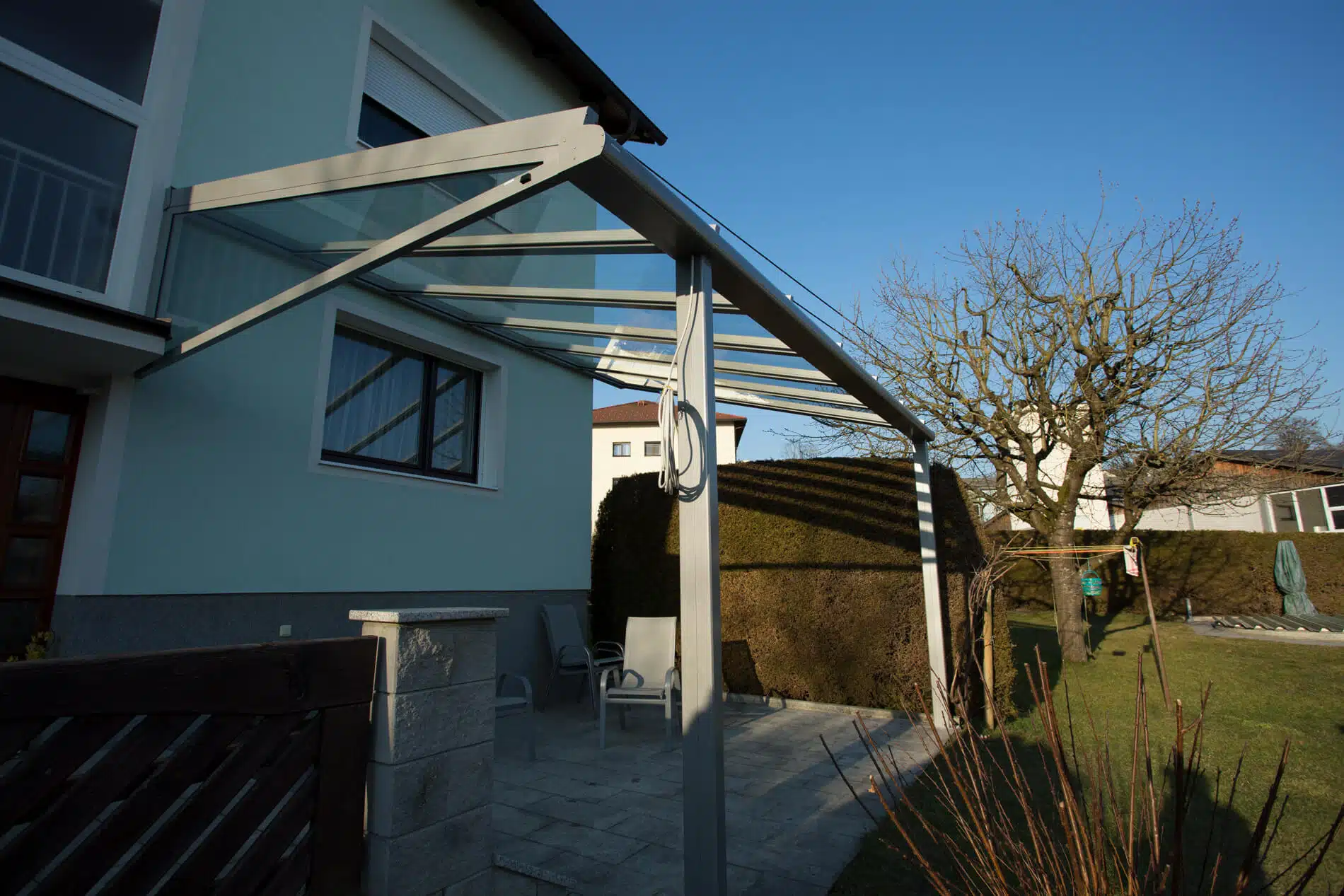 Moderne Terrassenüberdachung mit schlanken Profilen