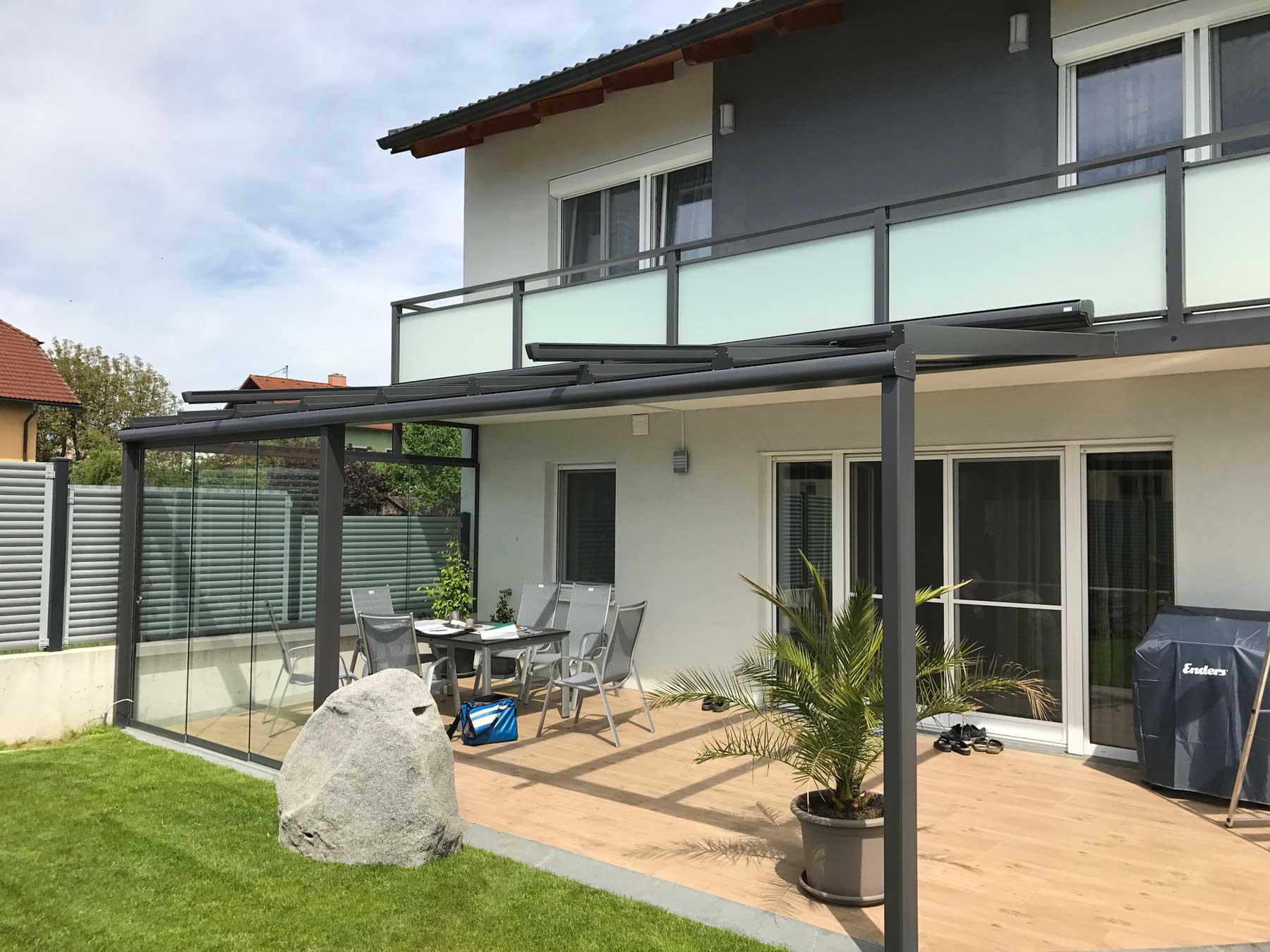 Moderne Terrassenverglasung mit Windschutz - Sunflex SF 20 - und Beschattung Wintergartenmarkise