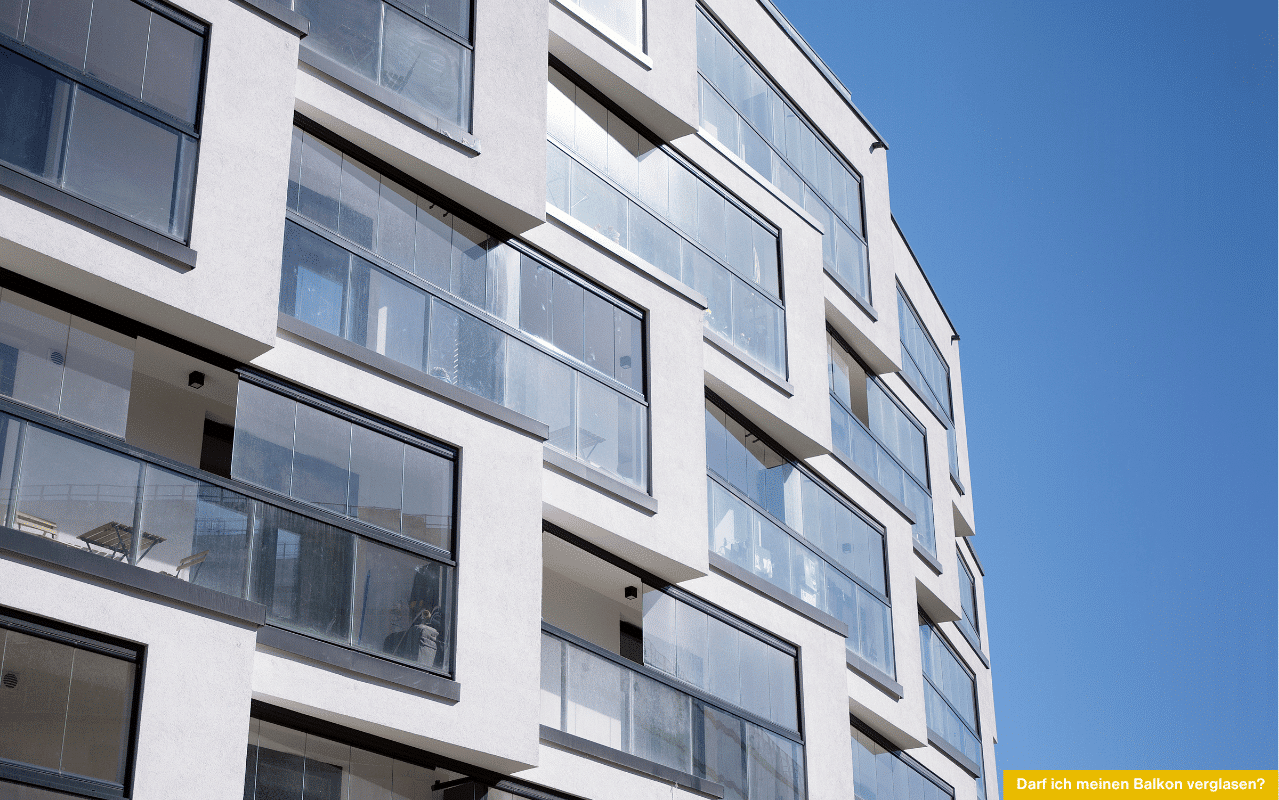 Moderne Wohnanlage mit verglasten Balkonen - Darf ich meinen Balkon verglasen und welche Genehmigungen sind erforderlich?