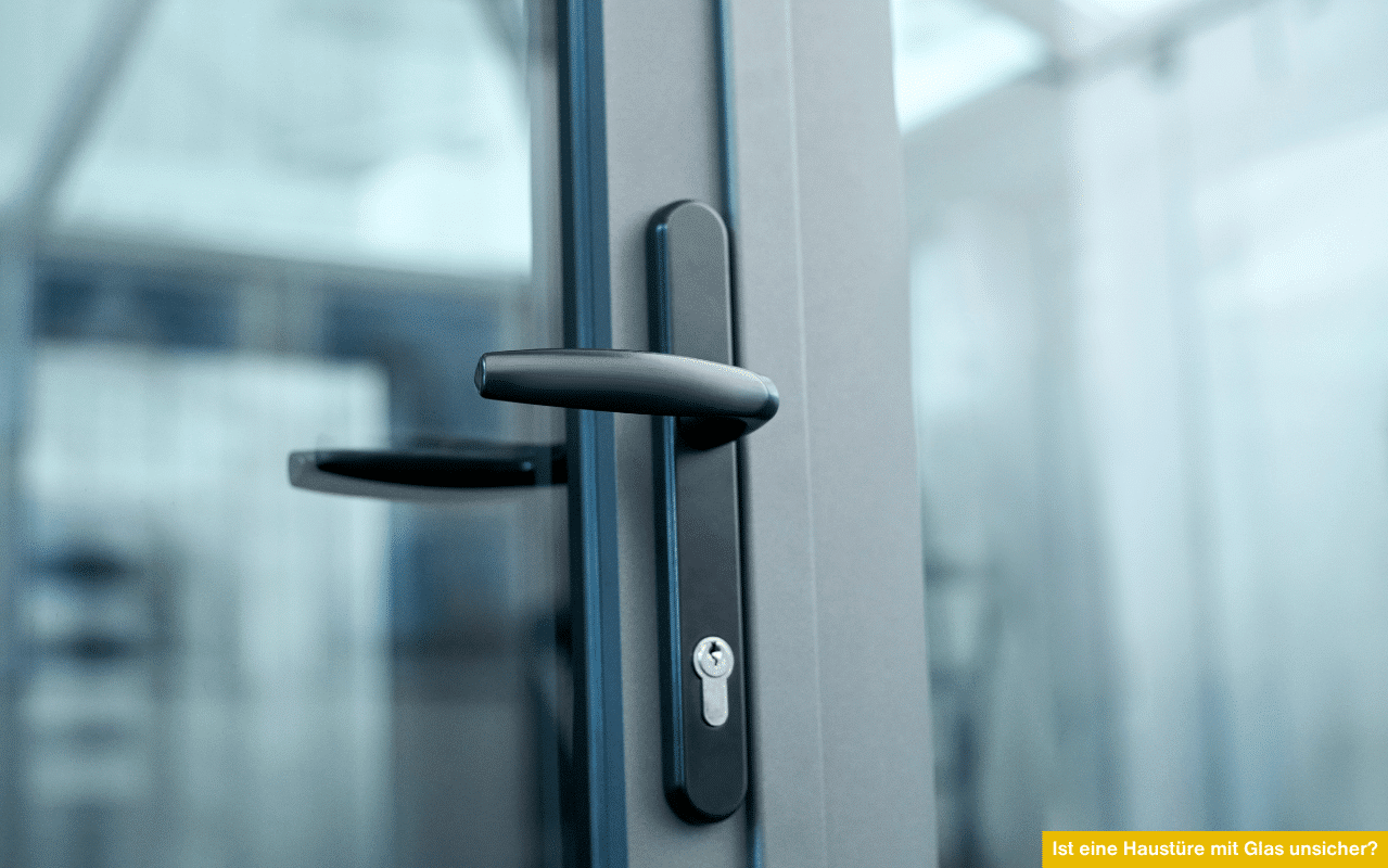 Nahaufnahme eines Türgriffs aus Aluminium mit Glasfläche thematisiert Ist eine Haustüre mit Glas unsicher?