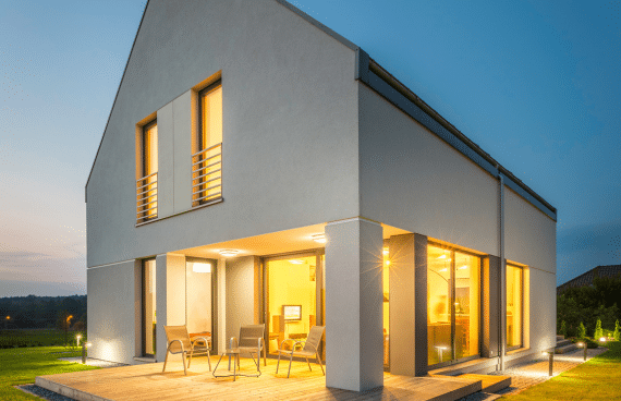 Modernes Einfamilienhaus mit innovativen Fenstern für neues Haus, Unterlicht und effektiver Beschattung für Außenbereiche.
