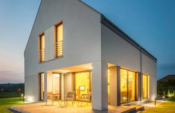Modernes Einfamilienhaus mit innovativen Fenstern für neues Haus, Unterlicht und effektiver Beschattung für Außenbereiche.