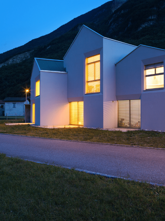 Modernes Einfamilienhaus mit modernen Fensterlösungen für Neubauten von Fenster-Schmidinger, Unterlicht und Beschattung.
