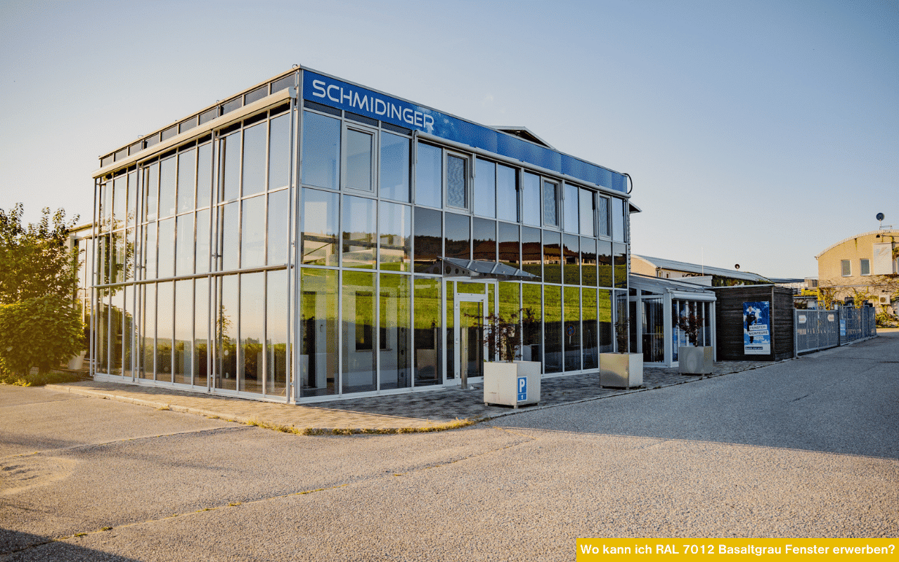 Modernes Firmengebäude von Fenster-Schmidinger - Dort können Sie RAL 7012 Basaltgraufenster erwerben.