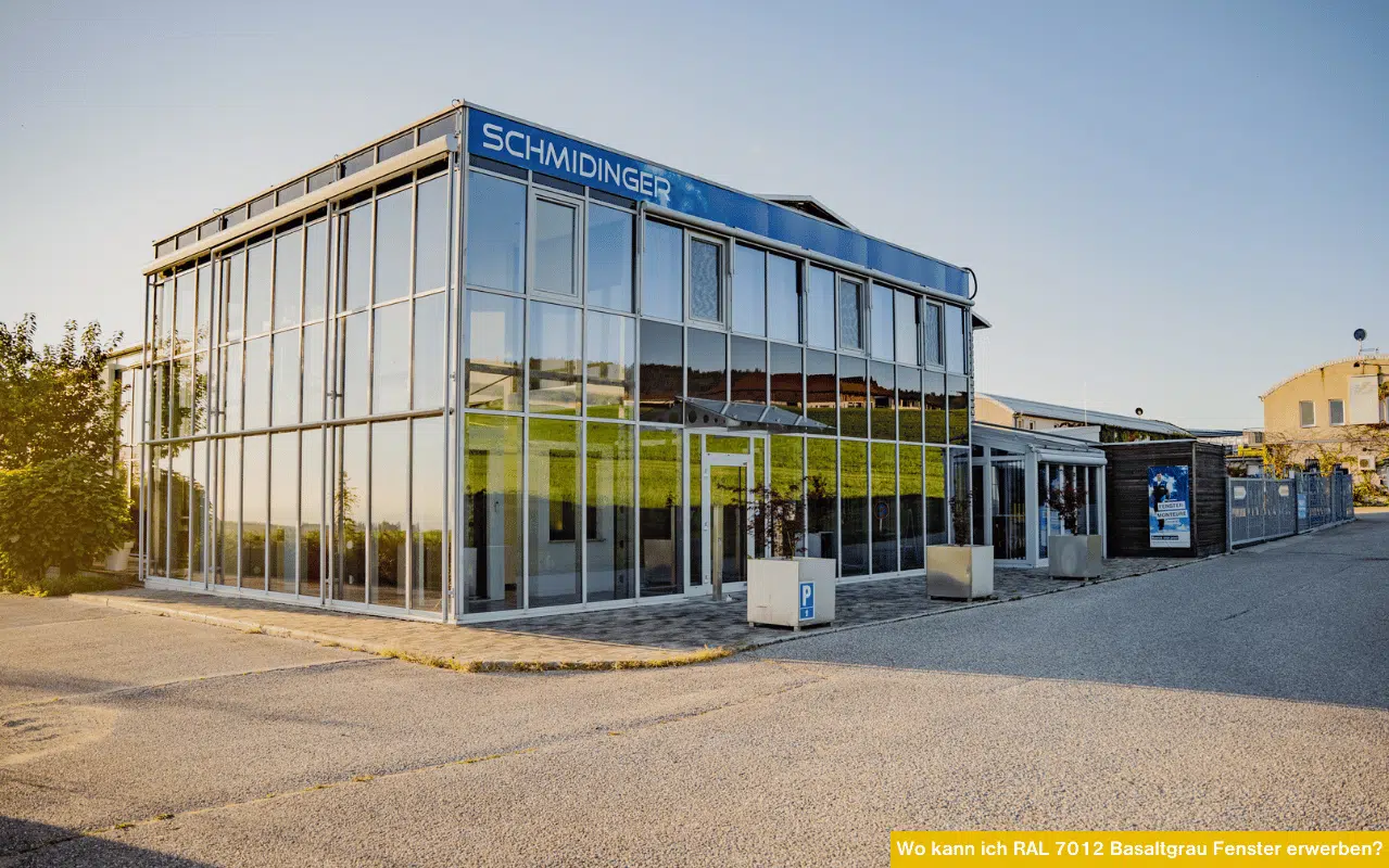 Modernes Firmengebäude von Fenster-Schmidinger – Dort können Sie RAL 7012 Basaltgraufenster erwerben.