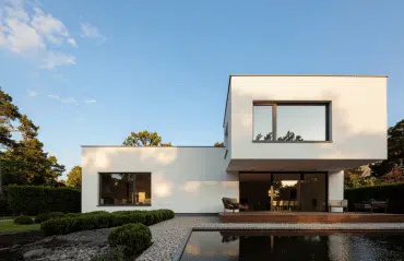 Modernes Flachdachhaus mit Pool und Terrasse, Fenster in RAL 7042 Verkehrsgrau A