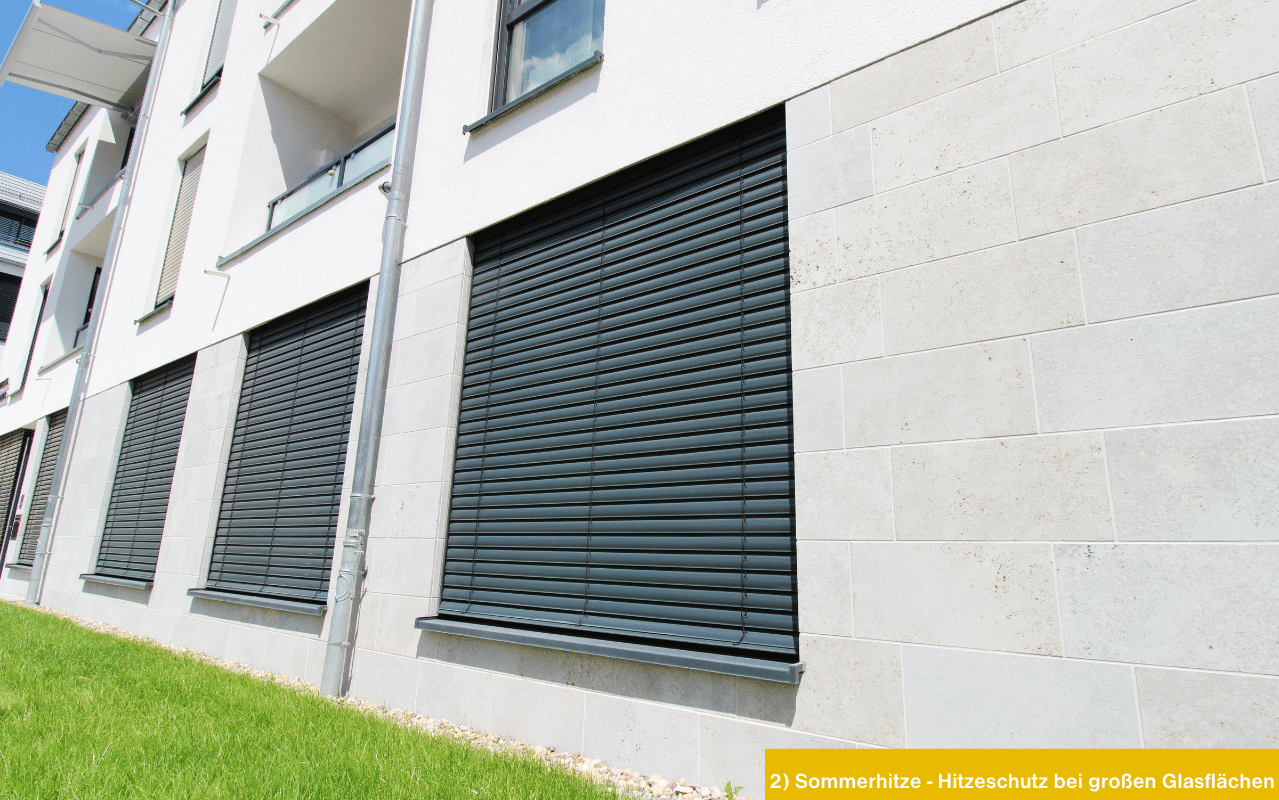 Modernes Gebäude mit großen Glasflächen und dunklen Außenraffstoren als Hitzeschutz im Sommer durch effektive außenliegende Beschattung.