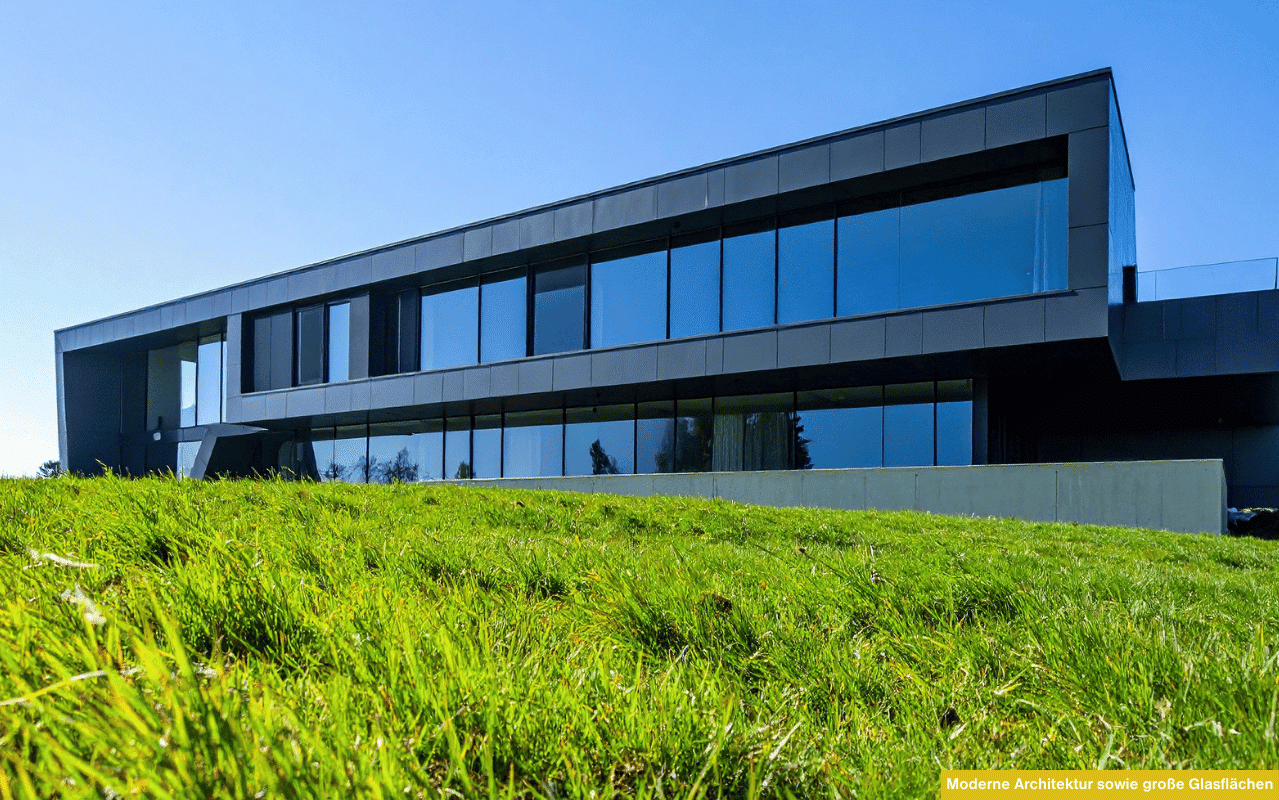 Sonderformen und Architekturfenster zeigt ein architektonisch anspruchsvolles Gebäude mit bodentiefen Fenstern und glatter Fassade. Es steht für moderne Baukunst, großzügige Glasflächen und die Verbindung von Design, Funktionalität sowie natürlichem Lichteinfall.
