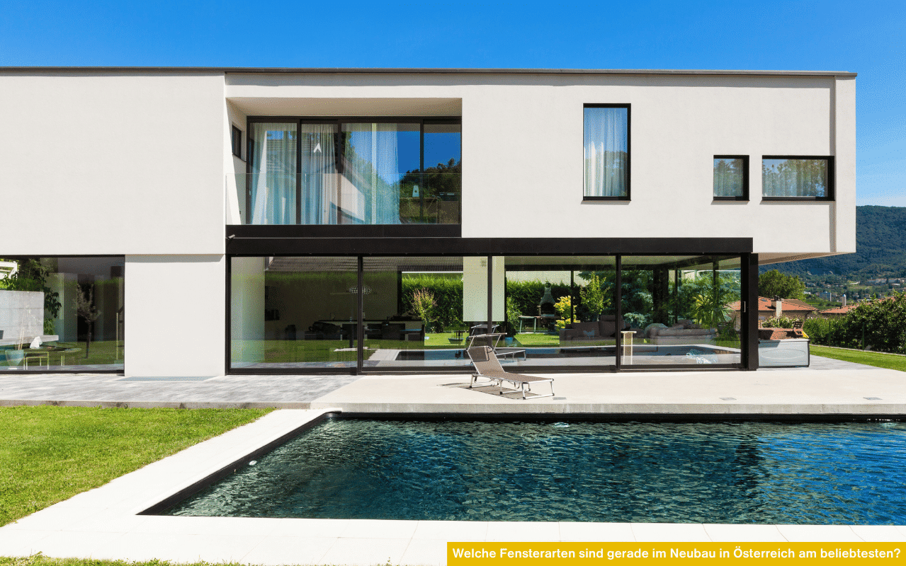 Modernes Haus mit großen Glasfronten und Pool zeigt, welche Fensterarten gerade im Neubau in Österreich am beliebtesten sind.
