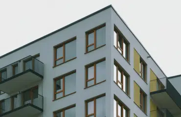 Fenster in RAL 8003 Lehmbraun verbinden Natürlichkeit mit Eleganz. Der warme Braunton verleiht modernen Fassaden einen wohnlichen Charakter, wirkt erdverbunden und passt ideal zu hellen oder neutralen Wandfarben.