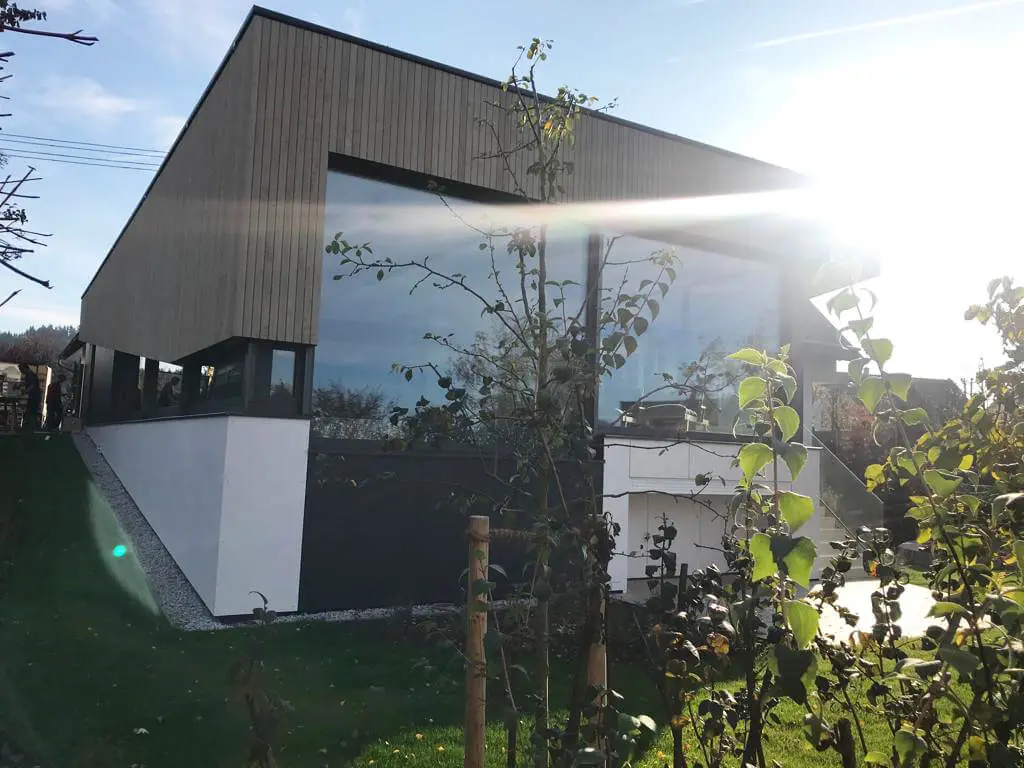 Modernes Poolhaus in Oberösterreich mit großen Glaselementen