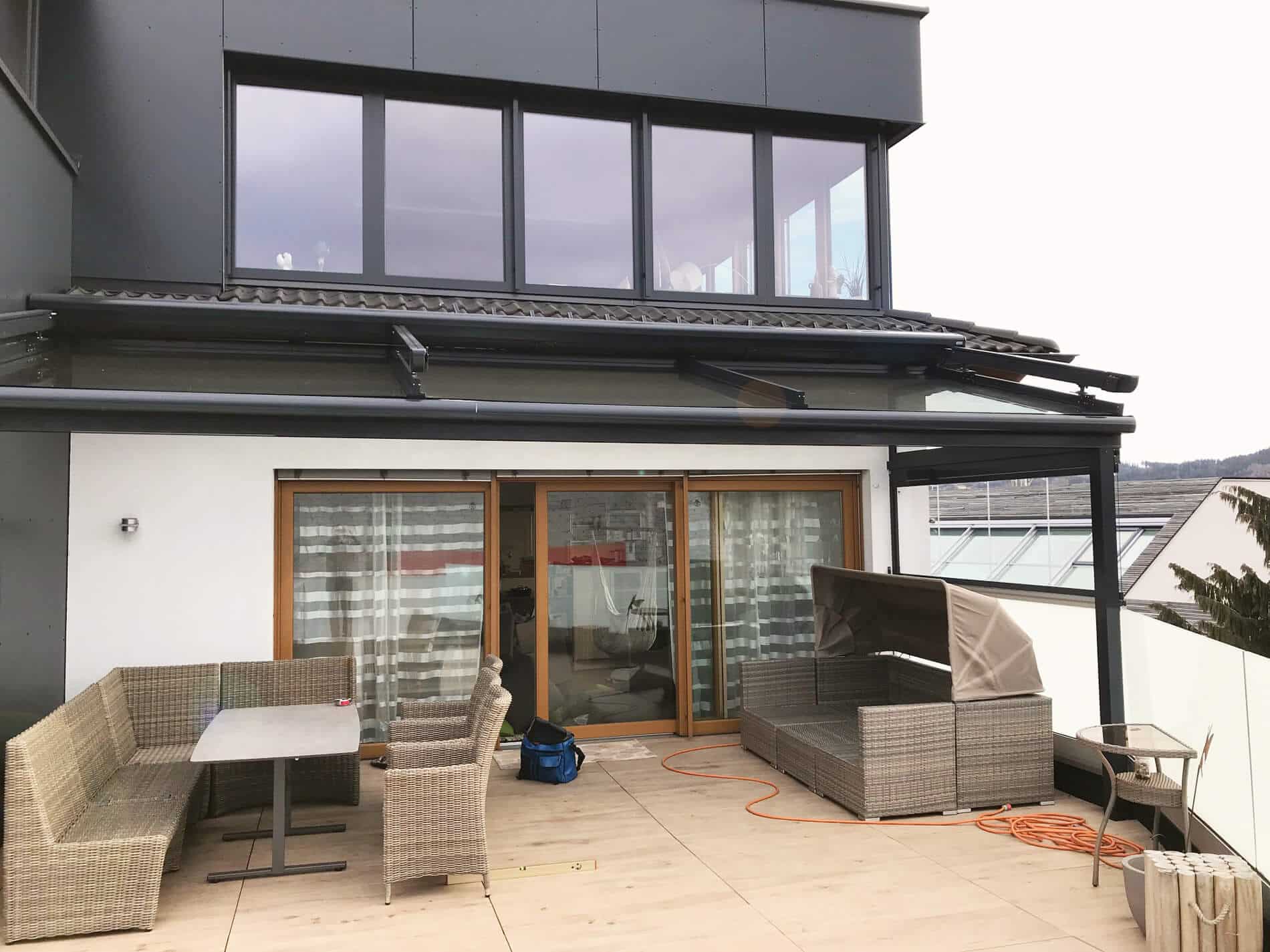 Modernes Terrassendach aus Glas und Aluminium mit Beschattung