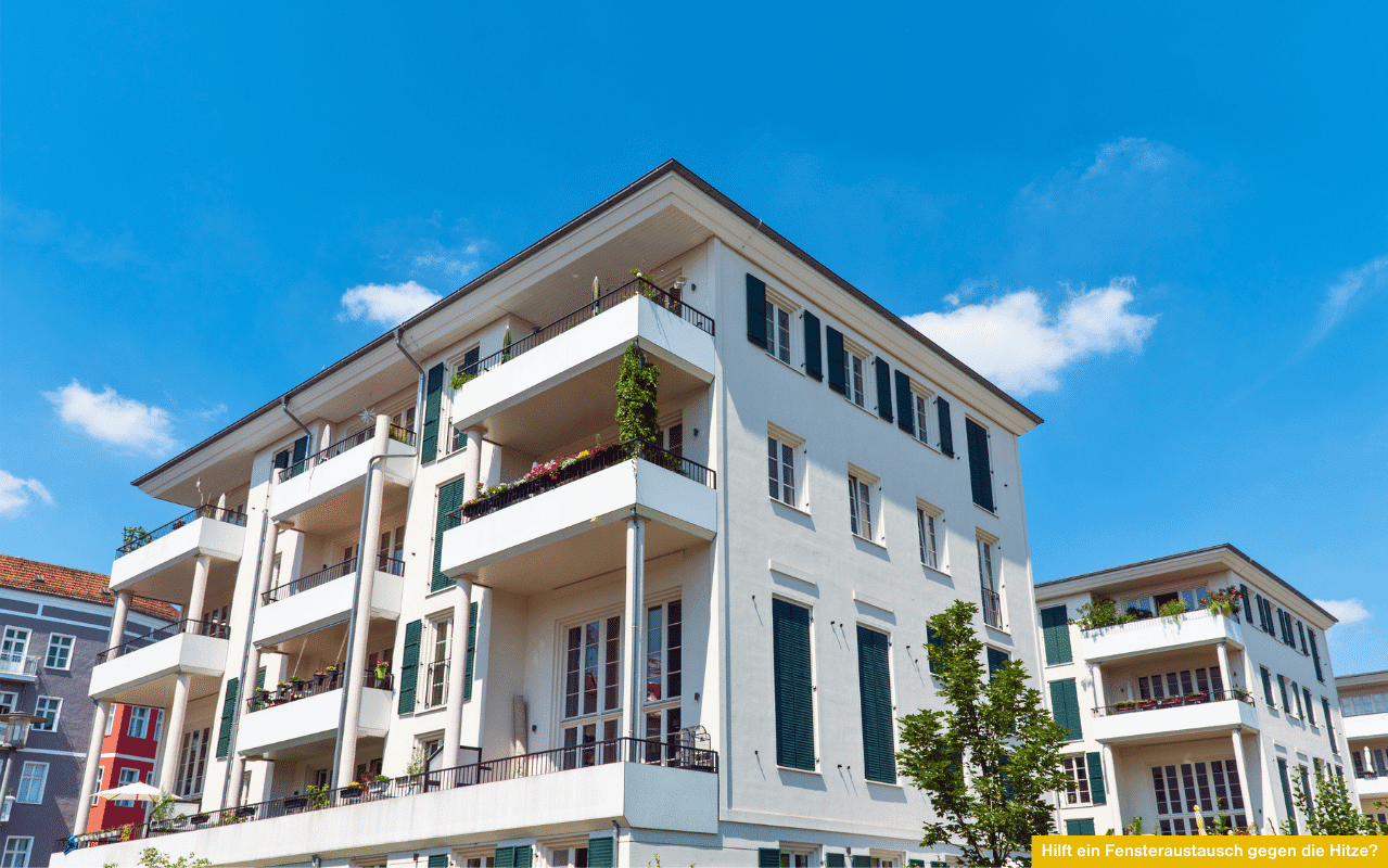 Modernes Wohnhaus bei Sonnenschein mit geschlossenen Fensterläden - Hilft ein Fensteraustausch gegen die Hitze?