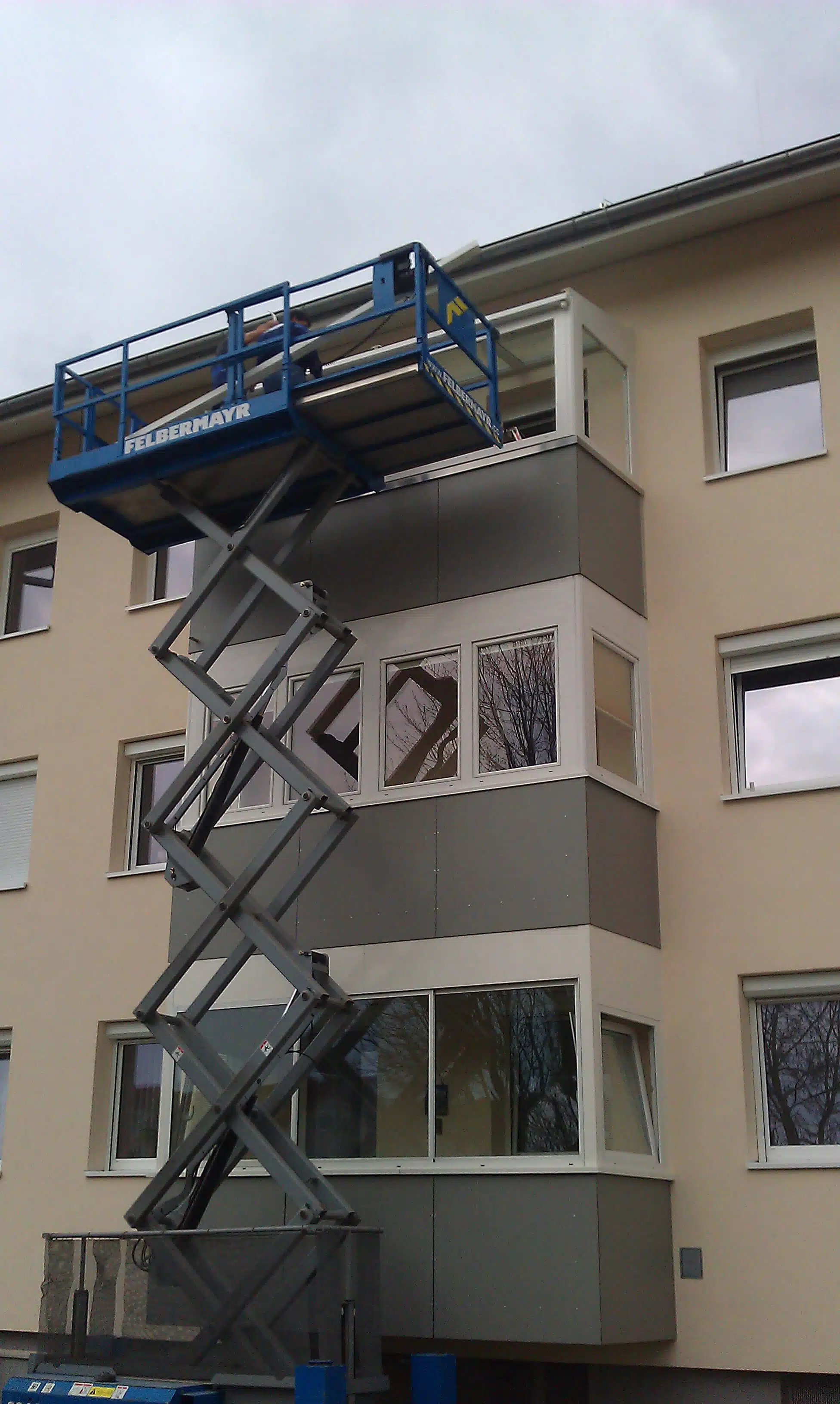 Montage eines kleinen Wintergartens auf einem Balkon