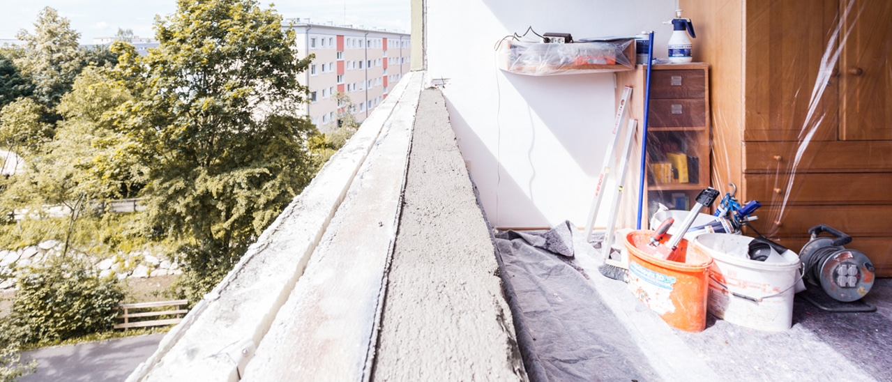 Man sieht eine Fensteröffnung im Altbau, wo der Montageuntergrund mit einem Glattanstrich erfolgte. Dies ist die Grundlage für die ÖNORM B5320 Fenstermontage.