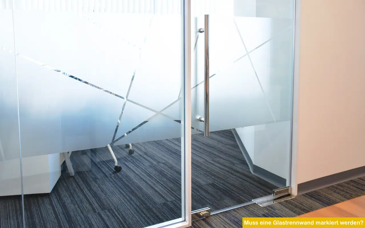 Muss eine Glastrennwand markiert werden? Büro-Glastrennwand mit geometrischem Mattglas-Muster als Kollisionsschutz.