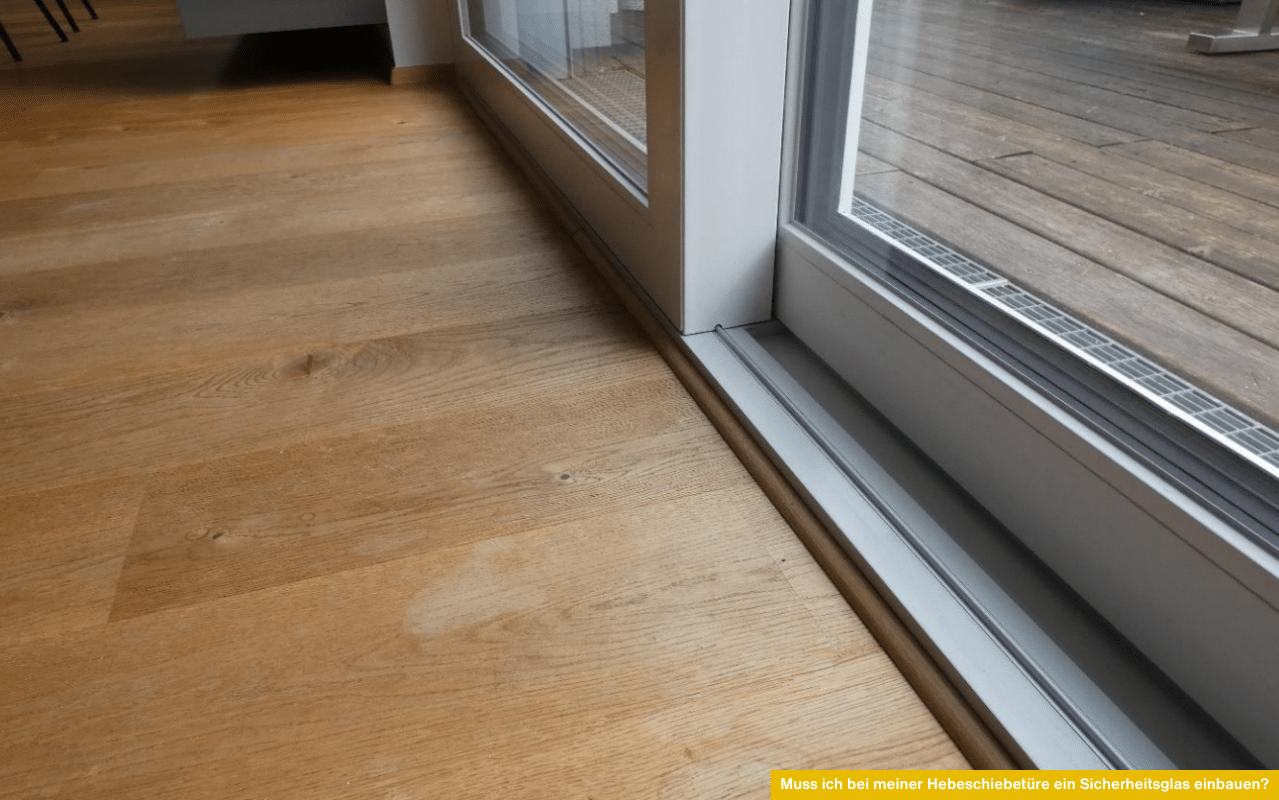 Muss ich bei meiner Hebeschiebetüre ein Sicherheitsglas einbauen? Bodentiefe Hebeschiebetür mit barrierefreier Schwelle im Innenbereich. In der Regel ja - Detail welches Glas genau können Sie in den aktuellen OIB-Richtlinien nachlesen.