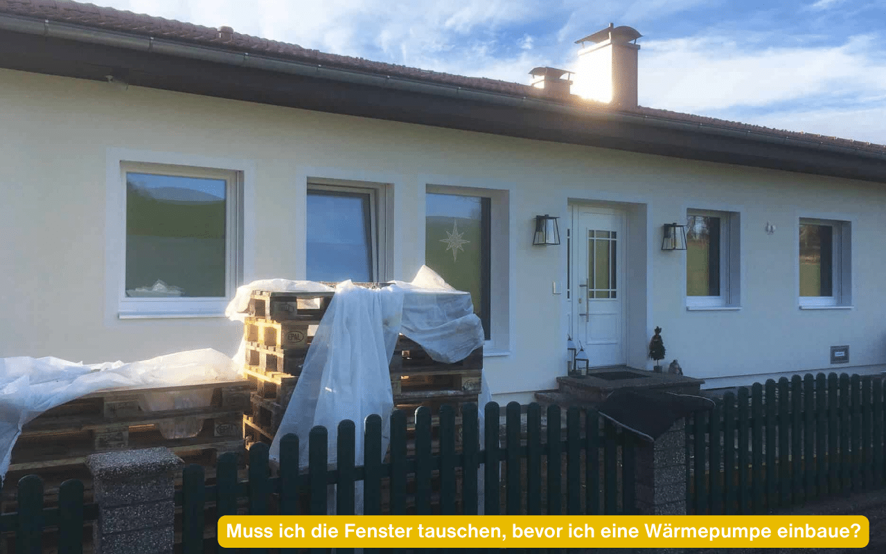 Muss ich die Fenster tauschen, bevor ich eine Wärmepumpe einbaue? Frisch getauschte weiße Kunststofffenster an einem Altbau