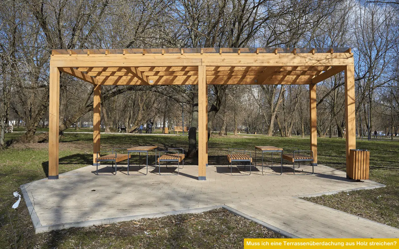 Muss ich eine Terrassenüberdachung aus Holz streichen? Holzüberdachung mit sichtbaren Sparren und natürlicher Konstruktion