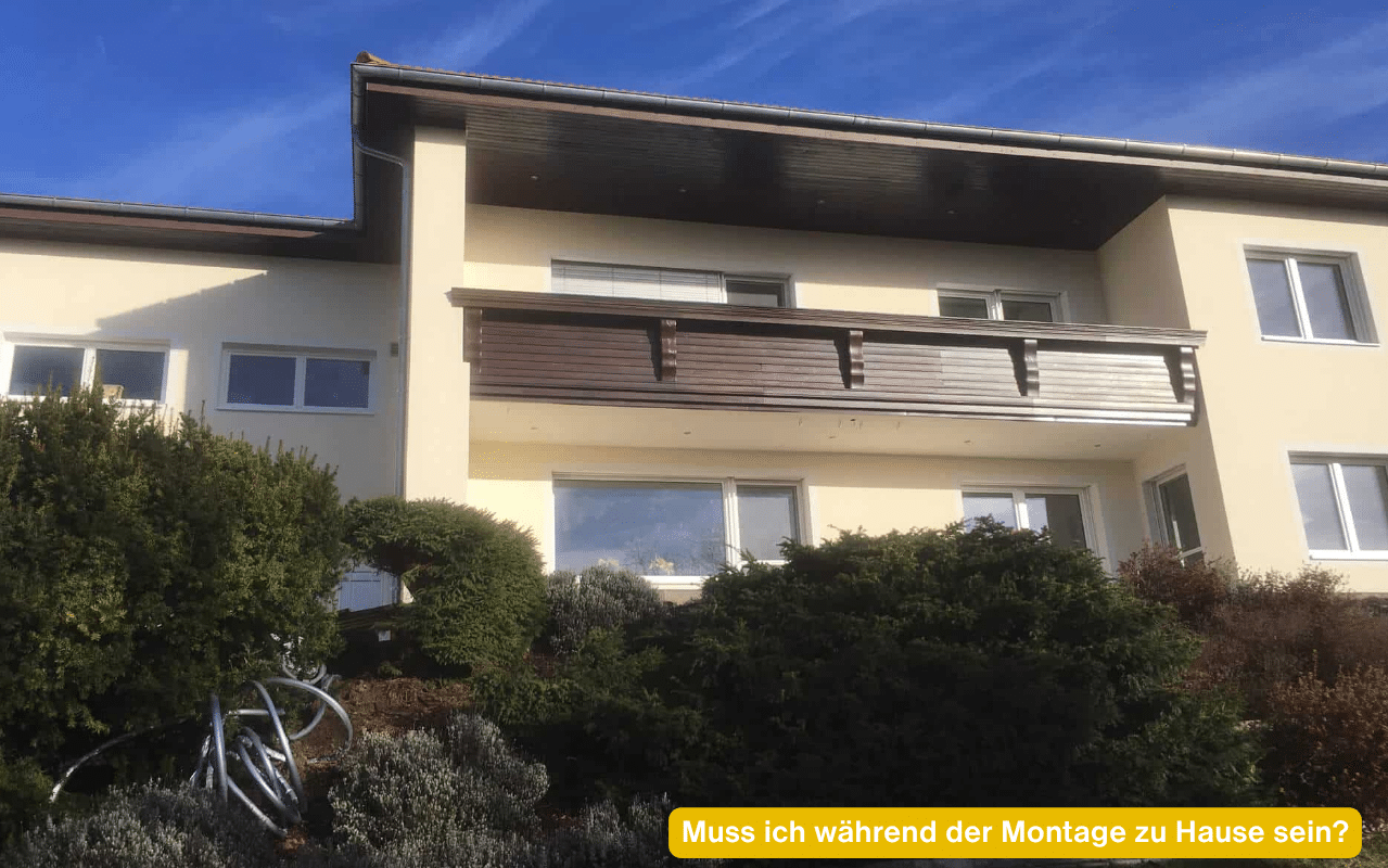 Muss ich während der Montage zu Hause sein? Einfamilienhaus mit Balkon nach dem Fenstertausch