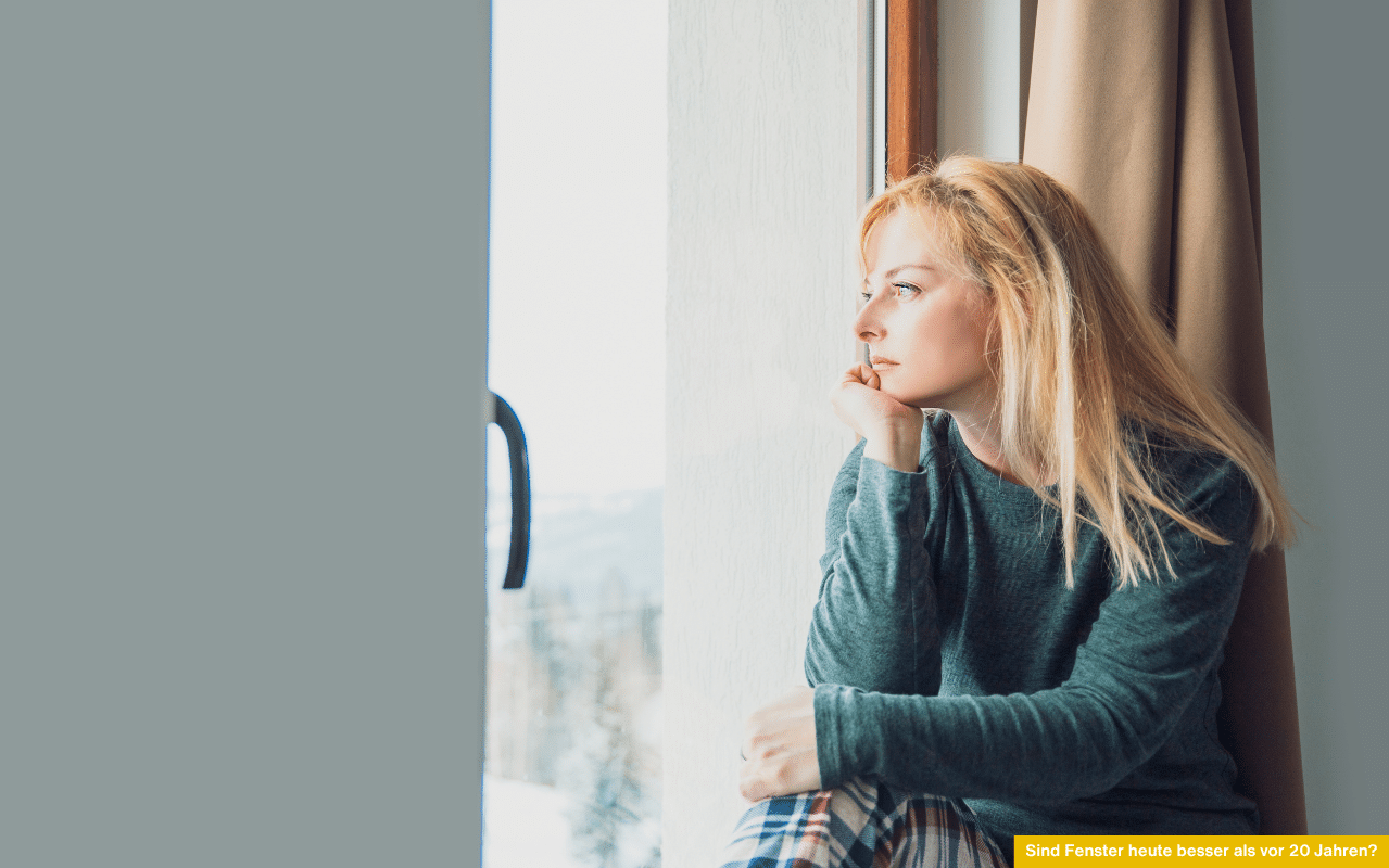Nachdenkliche Frau am Fenster - Symbolbild zur Frage: Sind Fenster heute besser als vor 20 Jahren? Energieeffizienz & Komfort.
