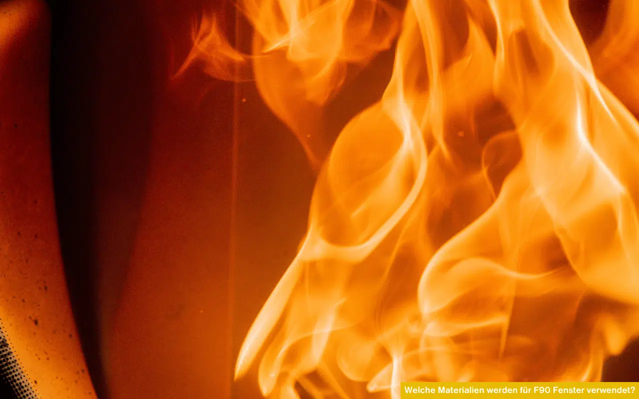 Nahaufnahme von Flammen als Symbolbild für welche Materialien für F90 Fenster verwendet werden.