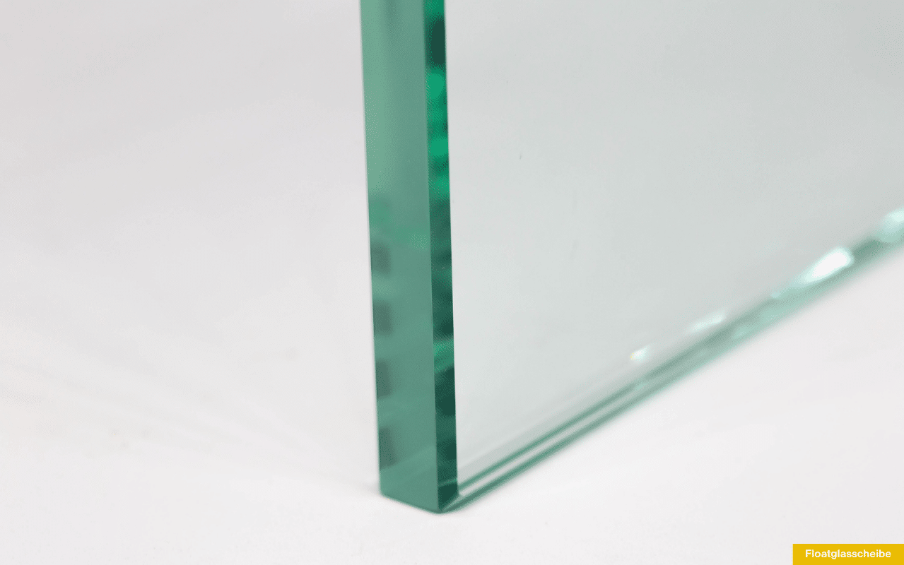 Nahaufnahme von Floatglas - Kalk-Natron-Silikatglas mit hoher UV-Durchlässigkeit, wie bei ESG; G-Wert bis zu 0,87 bei Einfachverglasung.