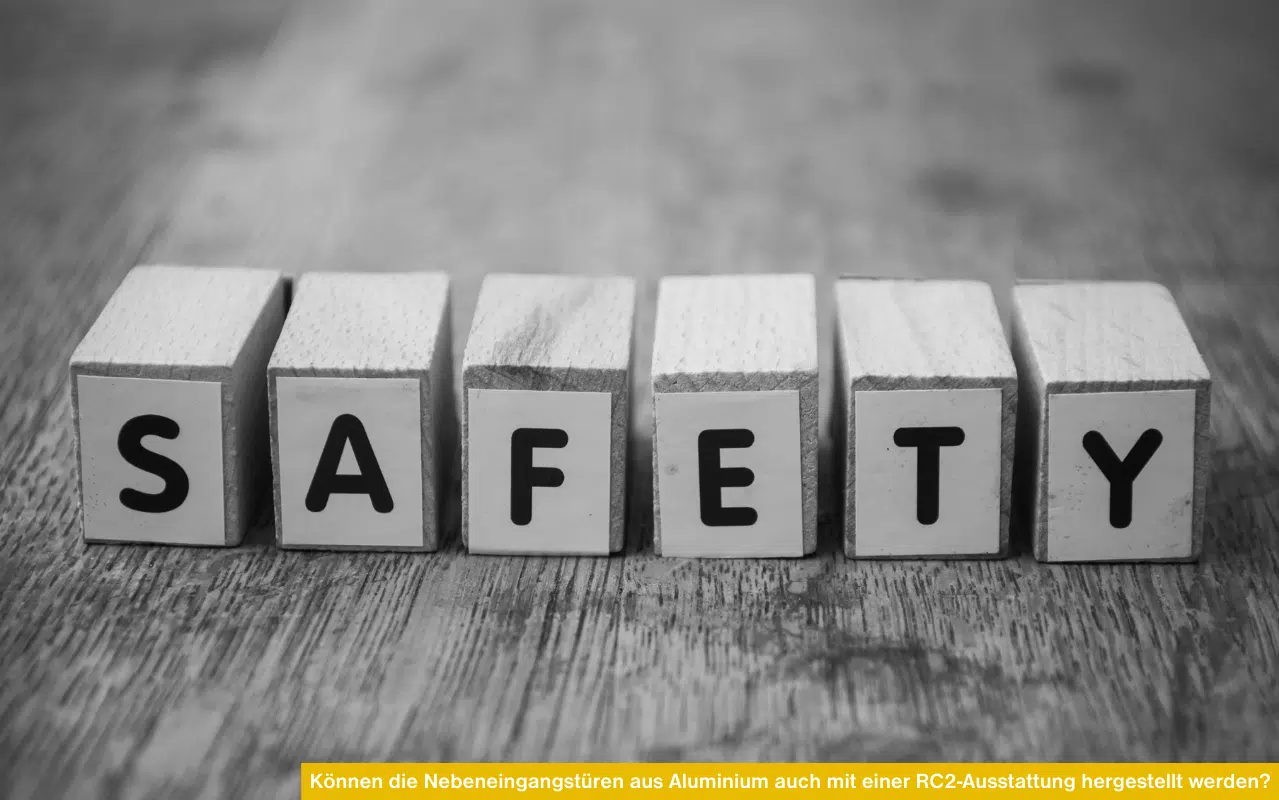 Schwarz-Weiß-Aufnahme von sechs Holzklötzen, die nebeneinander das Wort „SAFETY