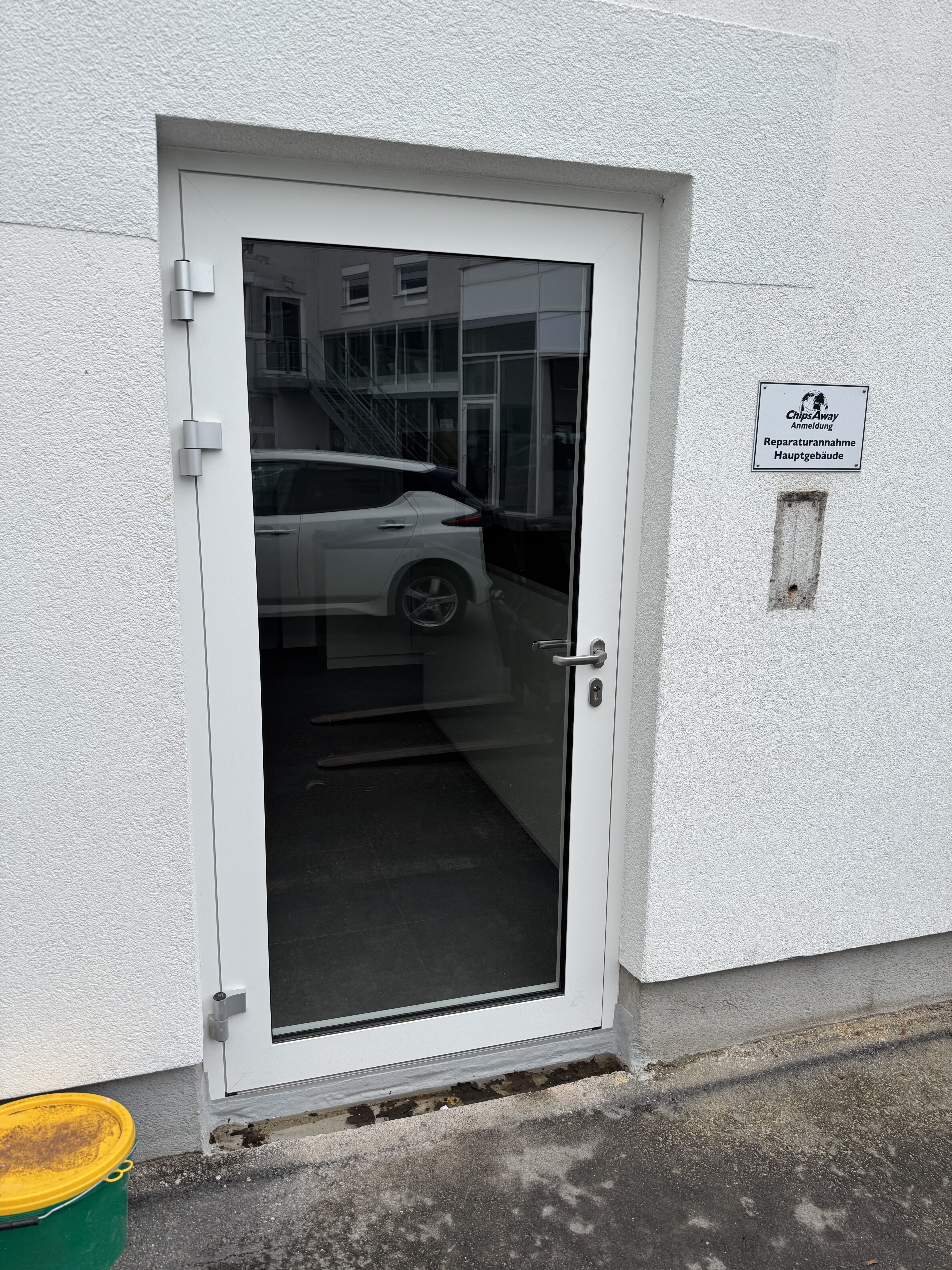 Nebeneingangstüre in Alu weiß mit klarem Glas