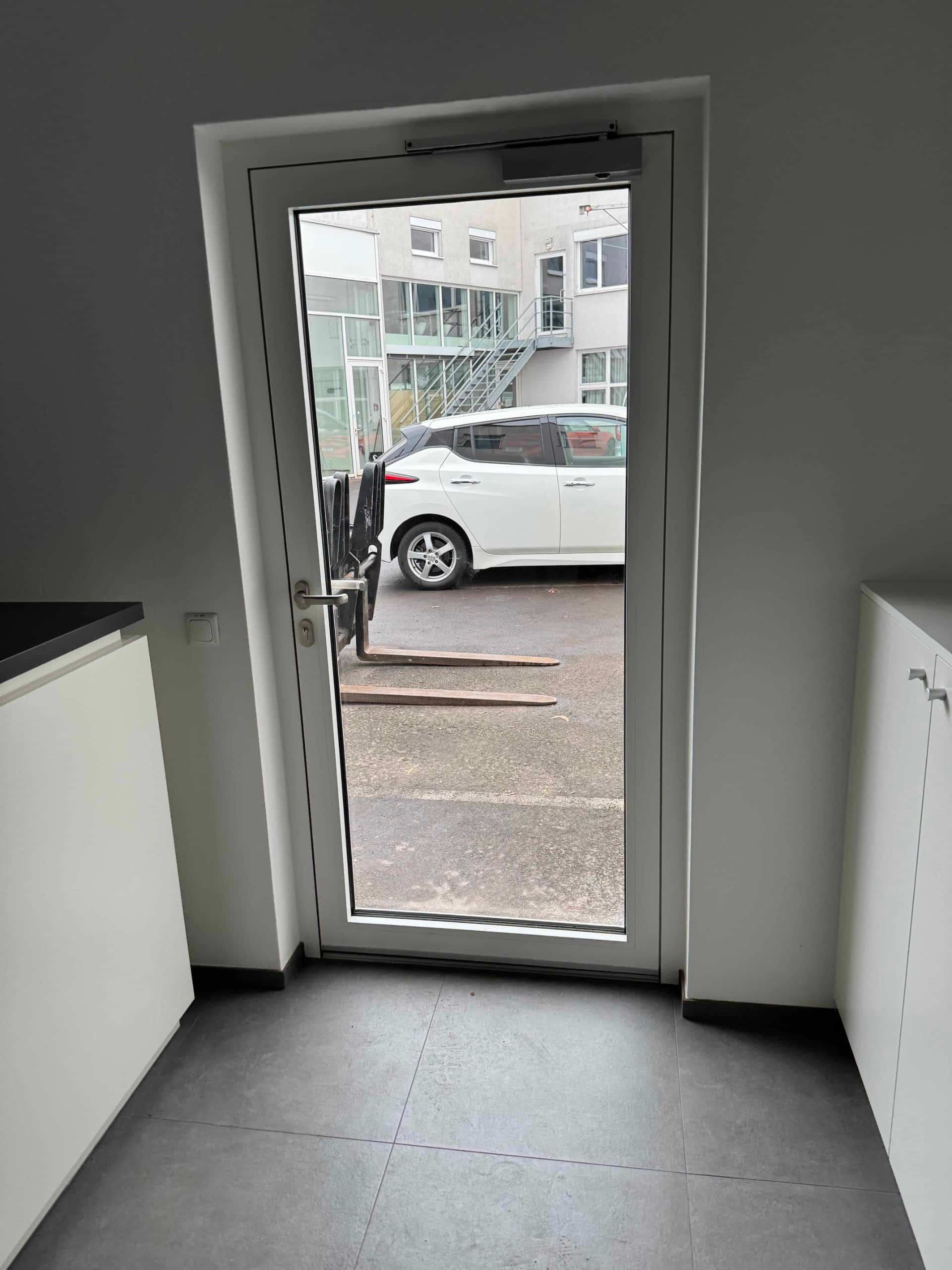 Nebeneingangstüre in Alu weiß mit Klarglas und Obertürschließer