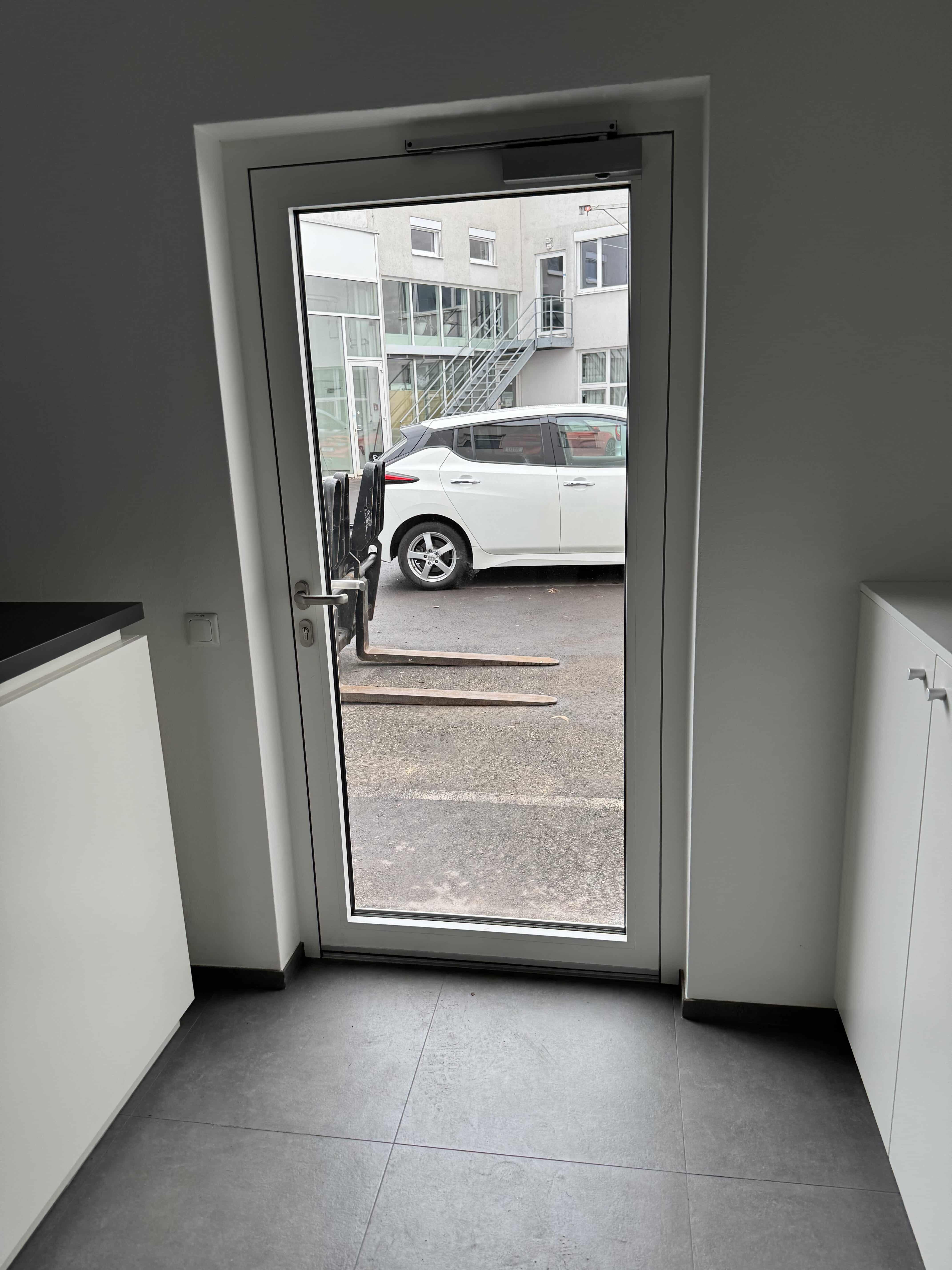 Nebeneingangstüre in Alu weiß mit Klarglas und Obertürschließer