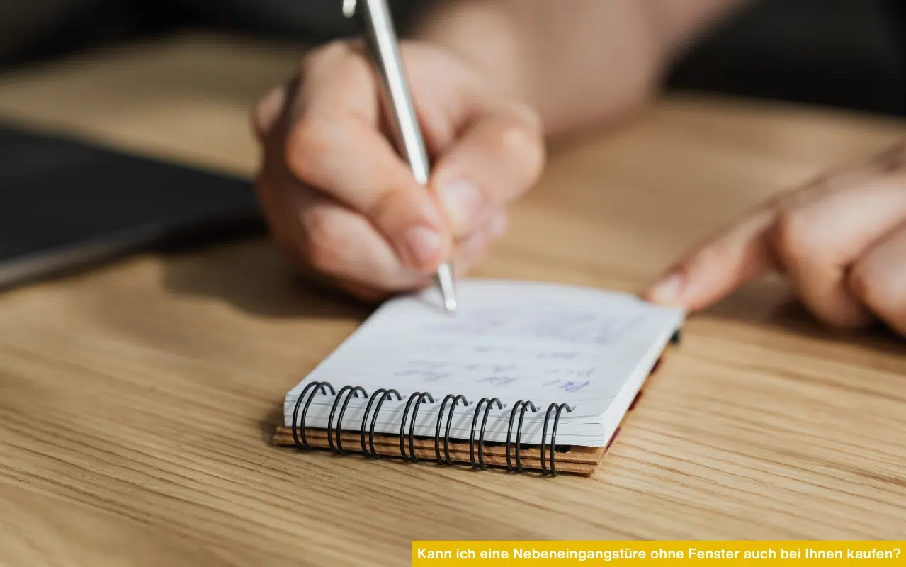 Symbolbild zur individuellen Türenplanung. Die Darstellung einer handschriftlichen Notiz verdeutlicht die Möglichkeit, Nebeneingangstüren ohne Fenster mit einer isolierten Paneelfüllung aus Dämmmaterial und robusten Deckplatten nach Maß anzufertigen.